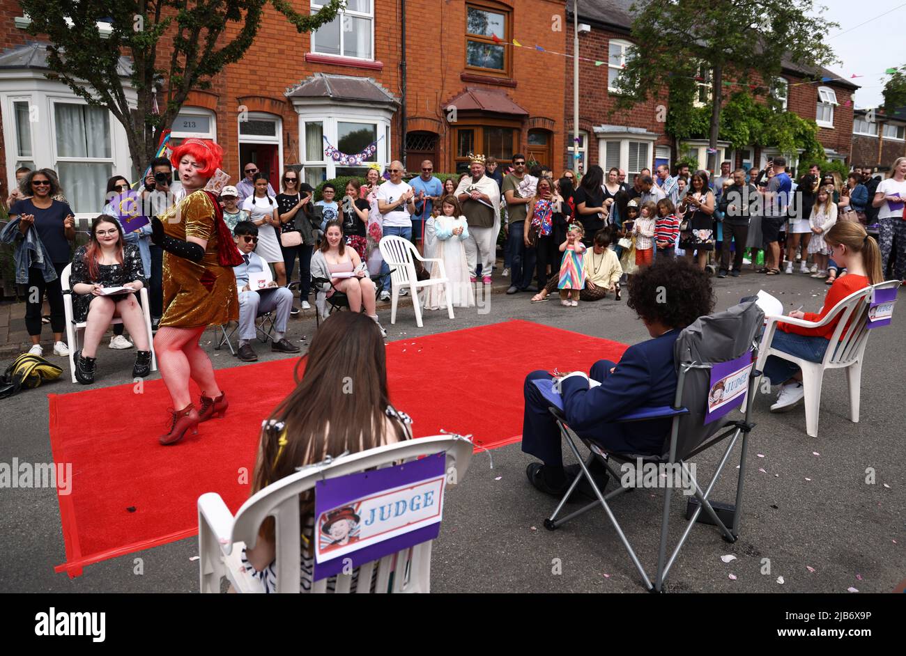 Leicester, Leicestershire, Regno Unito. 3rd giugno 2022. Un residente partecipa a un concorso di miglior vestito Queen durante la festa di strada di Knighton Church Road per celebrare il Giubileo del platino della Regina. Credit Darren Staples/Alamy Live News. Foto Stock