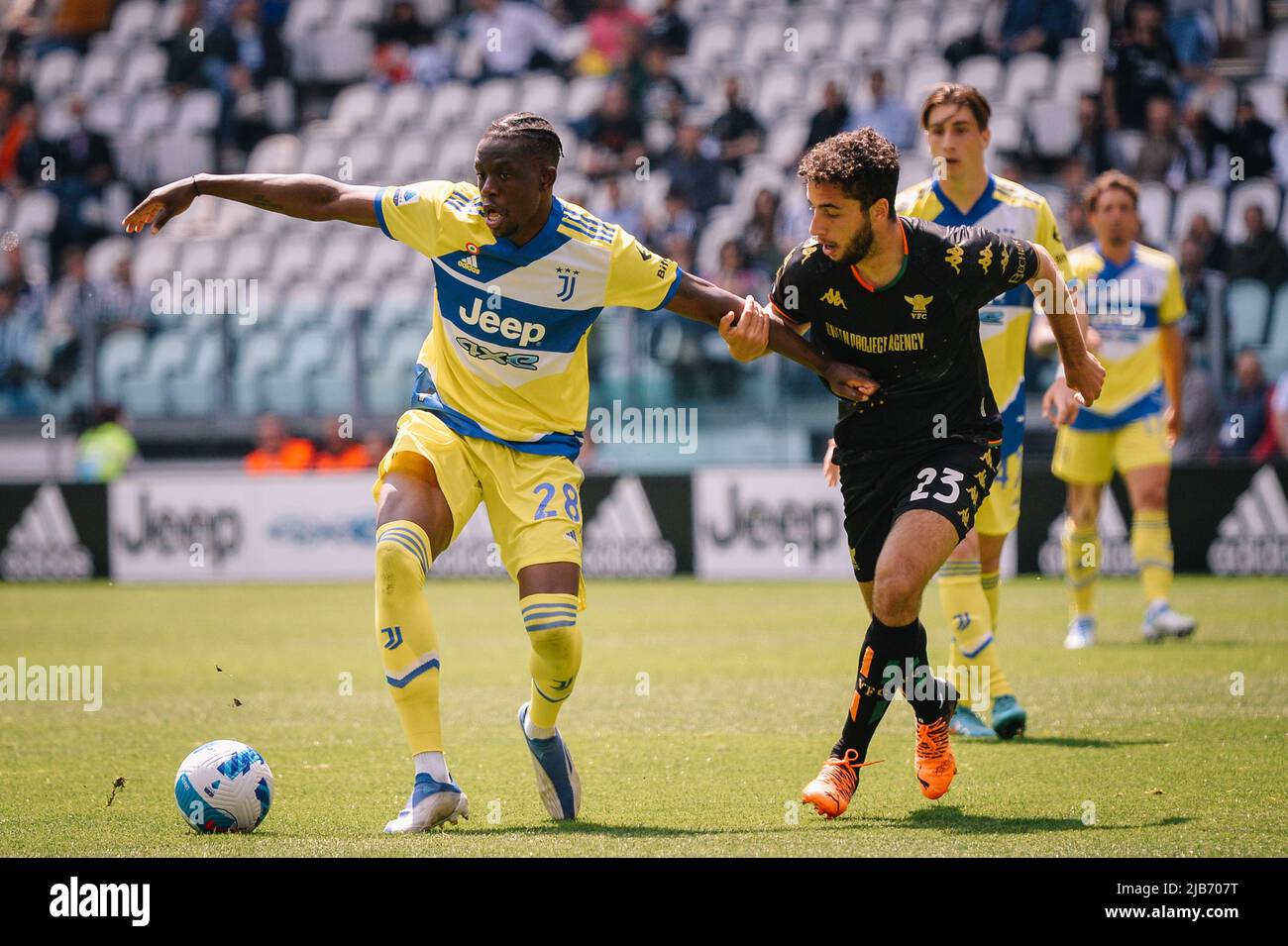 Denis Zakaria del Juventus FC e Sofian Klyne del Venezia FC durante la Serie A Football match tra Juventus FC e Venezia allo Stadio Allianz, su M. Foto Stock