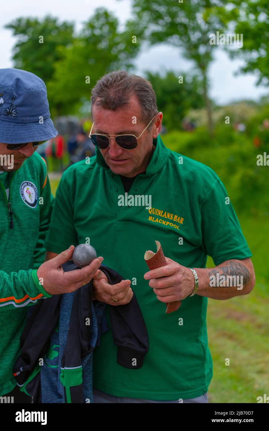 Pallina da carteggiatura del membro della squadra irlandese, campionato europeo di 2022 Boßeln o pallina a Süderhastedt Dithmarschen, Schleswig-Holstein, Germania settentrionale Foto Stock
