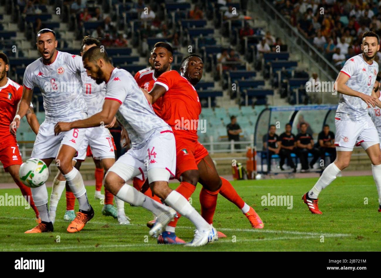 Tunisi, Tunisia. 2nd giugno 2022. Tunisi, Tunisia. Giugno 2, 2022. Una partita di calcio tra Tunisia e Guinea Equatoriale allo stadio Rades di Tunisi. La partita fa parte dei qualificatori della Coppa delle nazioni africane (Credit Image: © Hasan Mrad/IMAGESLIVE via ZUMA Press Wire) Foto Stock