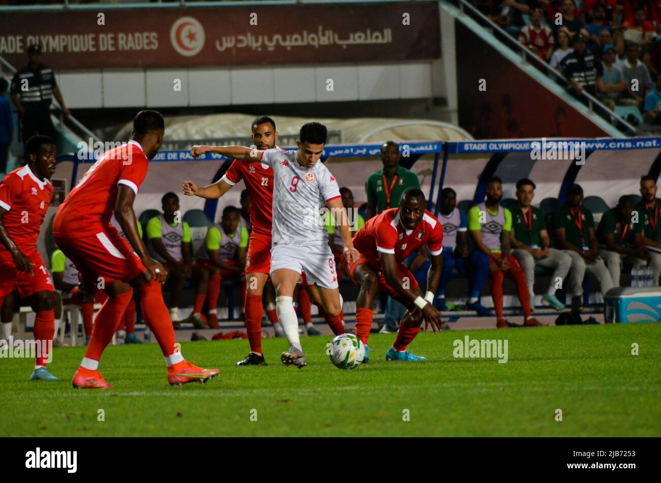 Tunisi, Tunisia. 2nd giugno 2022. Tunisi, Tunisia. Giugno 2, 2022. Una partita di calcio tra Tunisia e Guinea Equatoriale allo stadio Rades di Tunisi. La partita fa parte dei qualificatori della Coppa delle nazioni africane (Credit Image: © Hasan Mrad/IMAGESLIVE via ZUMA Press Wire) Foto Stock