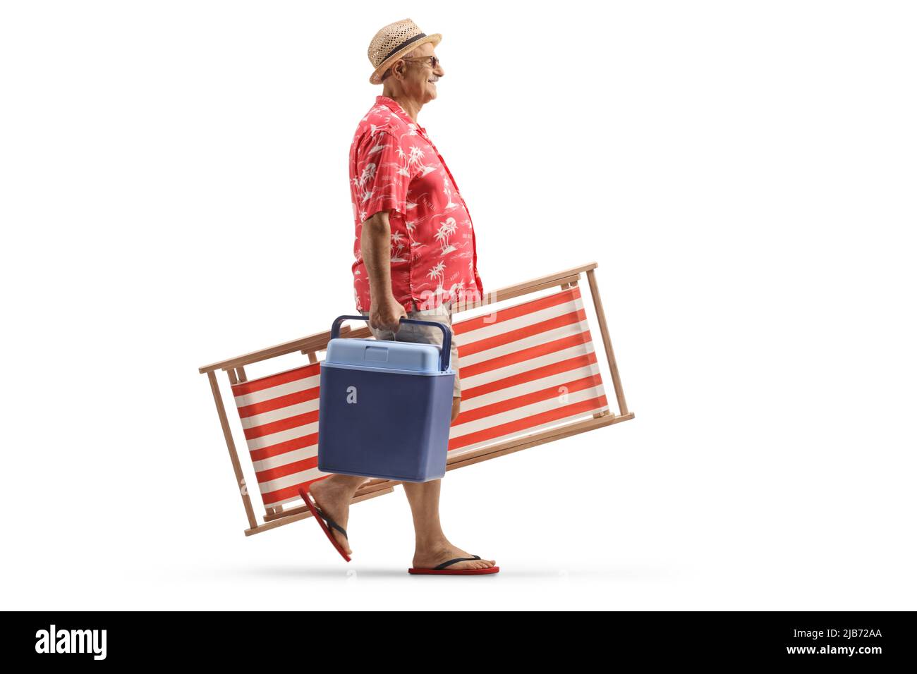 Scatto a tutto profilo di un uomo maturo che porta una sedia da spiaggia e un mini frigo portatile isolato su sfondo bianco Foto Stock