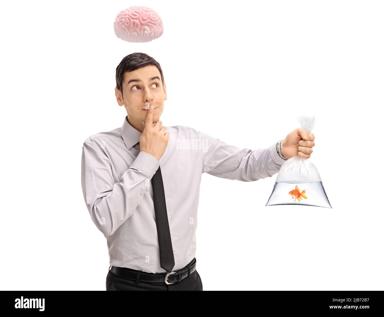 Giovane uomo intelligente con cervello sopra la testa che tiene un pesce d'oro in una borsa di plastica isolata su sfondo bianco Foto Stock