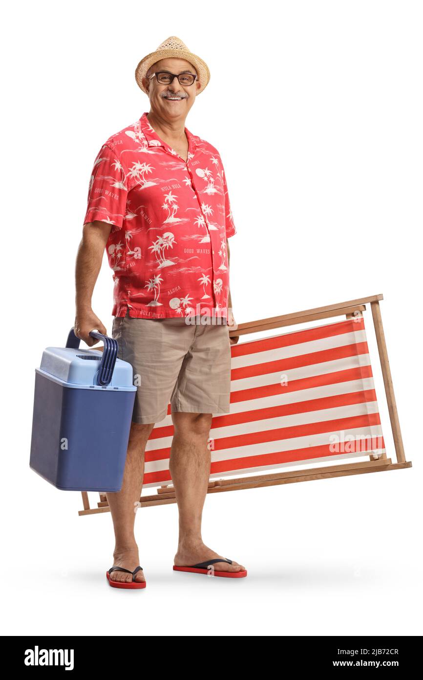 Ritratto a tutta lunghezza di un uomo maturo sorridente che tiene una sedia da spiaggia e un mini frigo portatile isolato su sfondo bianco Foto Stock