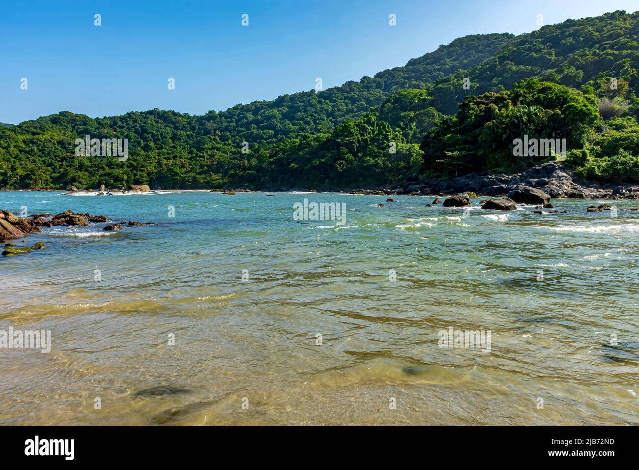 Paradise spiaggia tropicale con montagne e foreste intorno nella Bertioga costiera dello stato di Sao Paulo, Brasile Foto Stock