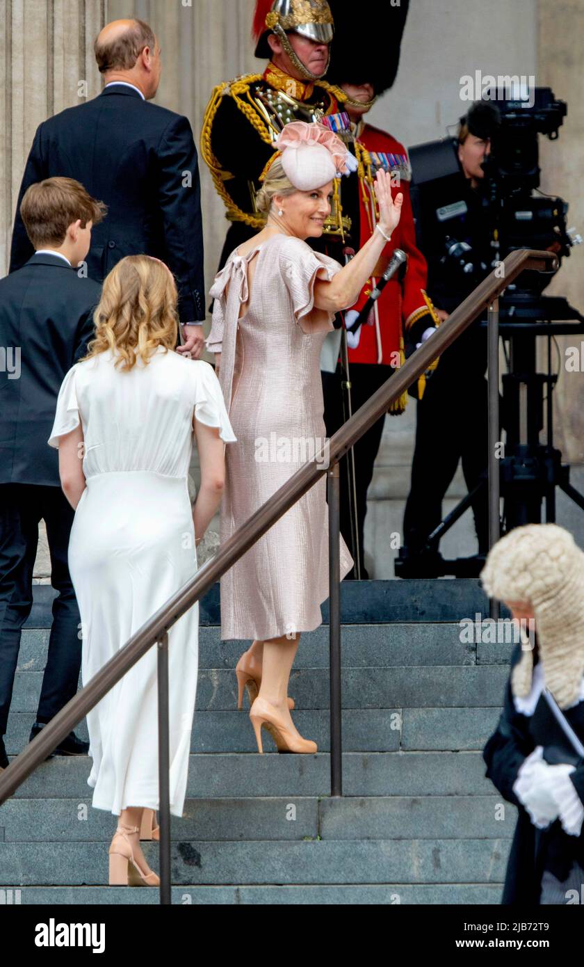 Il principe Edward e Sophie, contessa di Wessex, Louise Mountbatten-Windsor, James Mountbatten-Windsor arrivano alla Cattedrale di St Pauls a Londra, il 03 giugno 2022, per assistere al Servizio Nazionale del Ringraziamento per celebrare il Giubileo del platino di sua Maestà la Regina Albert Nieboer/Netherlands OUT/Point de Vue OUT Foto Stock