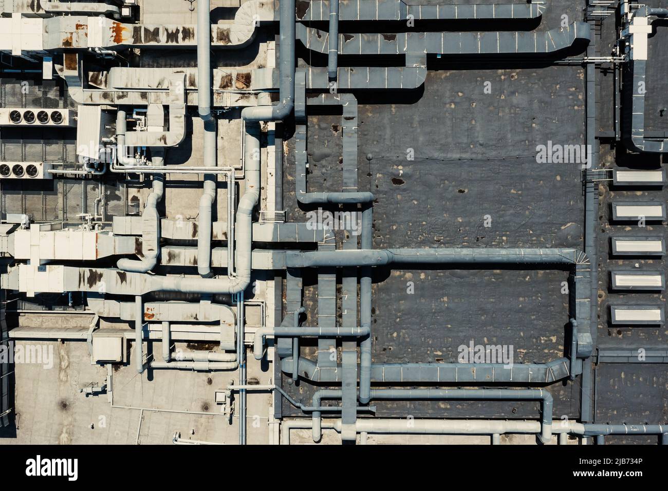 Impianto di ventilazione dell'aria condizionata sul tetto dell'edificio. Impianto industriale di ventilazione e climatizzazione. Foto aerea. Foto Stock