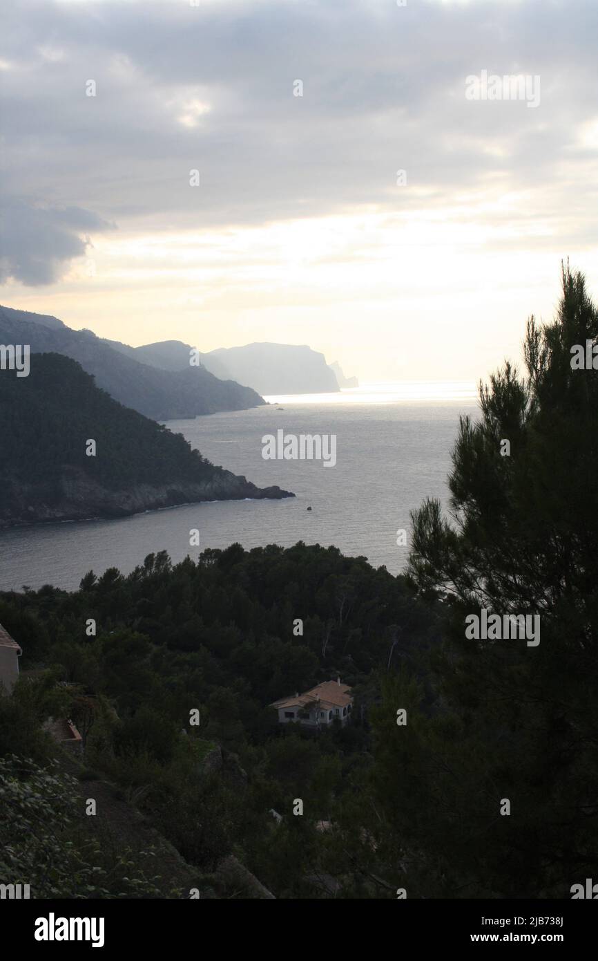 Vista sulle scogliere a nord-ovest dei monti Tramuntana sull'isola delle Baleari di Maiorca, spagna Foto Stock