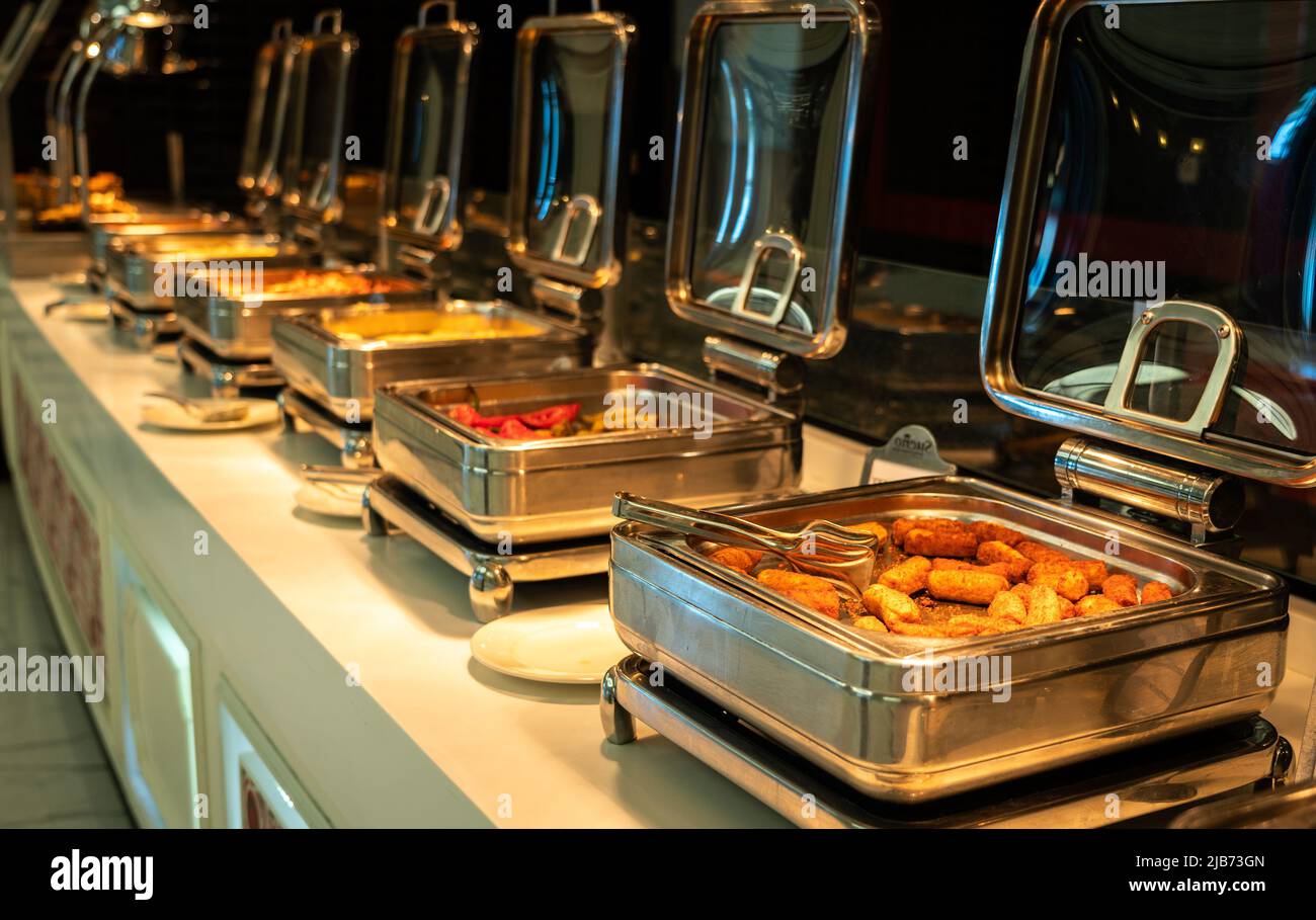 Buffet all-inclusive in vassoi riscaldanti nel ristorante dell'hotel Foto Stock