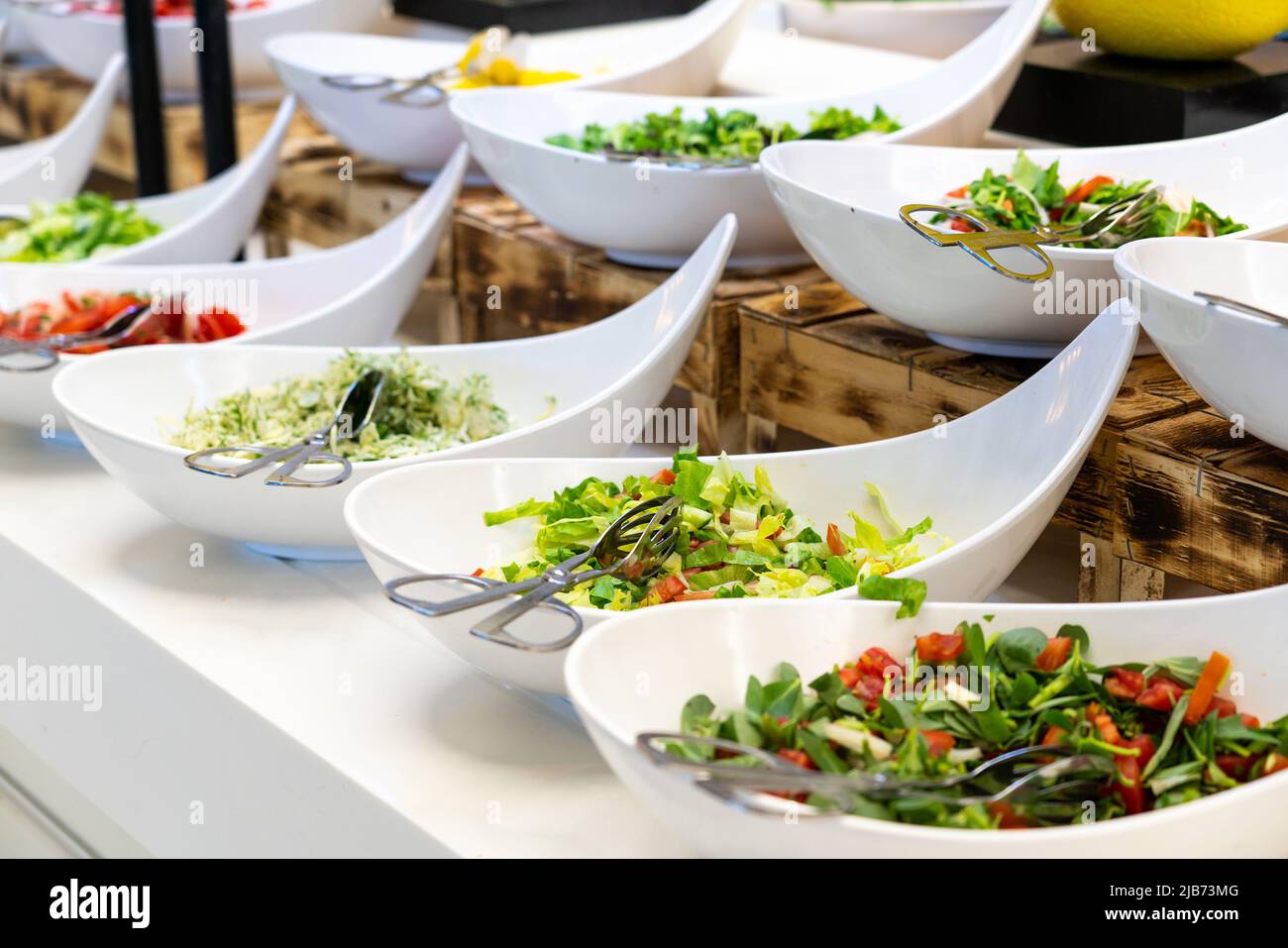 Salad bar con verdure fresche a buffet in tutto l'hotel Foto Stock
