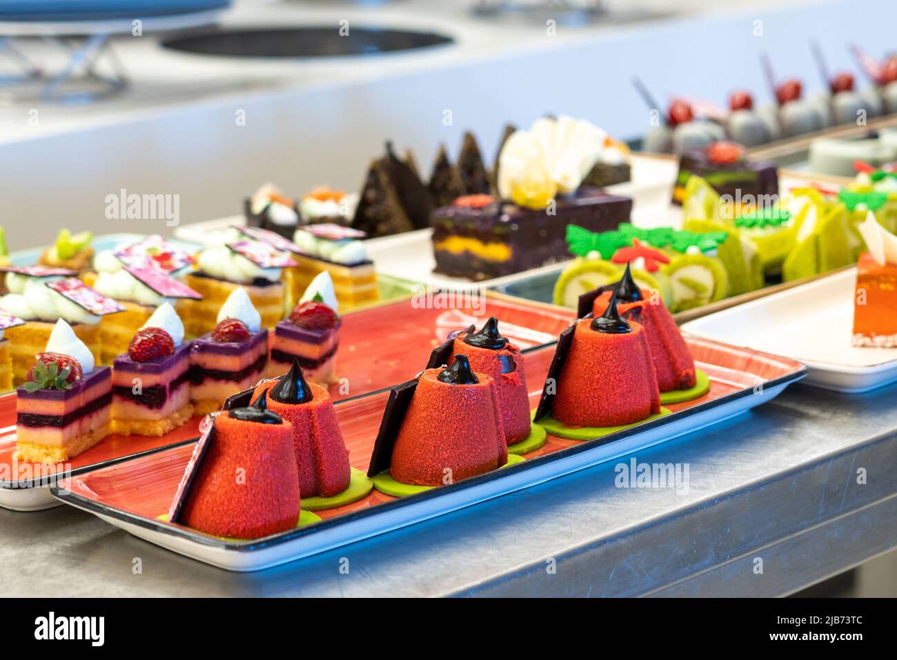 Bella e luminosa foto di dolci e torte sul banco del bar dell'hotel Foto Stock