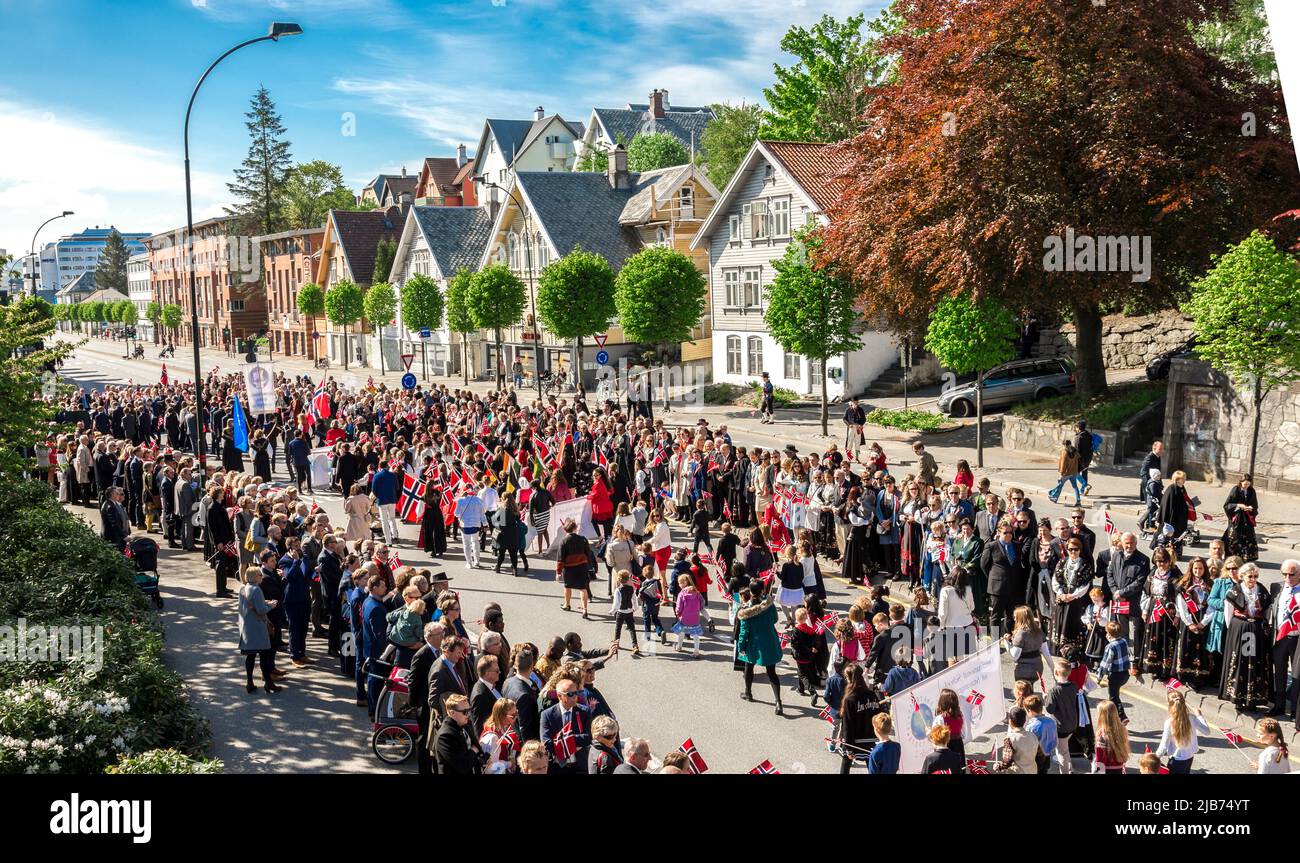 Annuale Constitution Day sfilata nel centro di Stavanger strade sorvegliate da locali e turisti, Norvegia, 17 maggio 2018 Foto Stock
