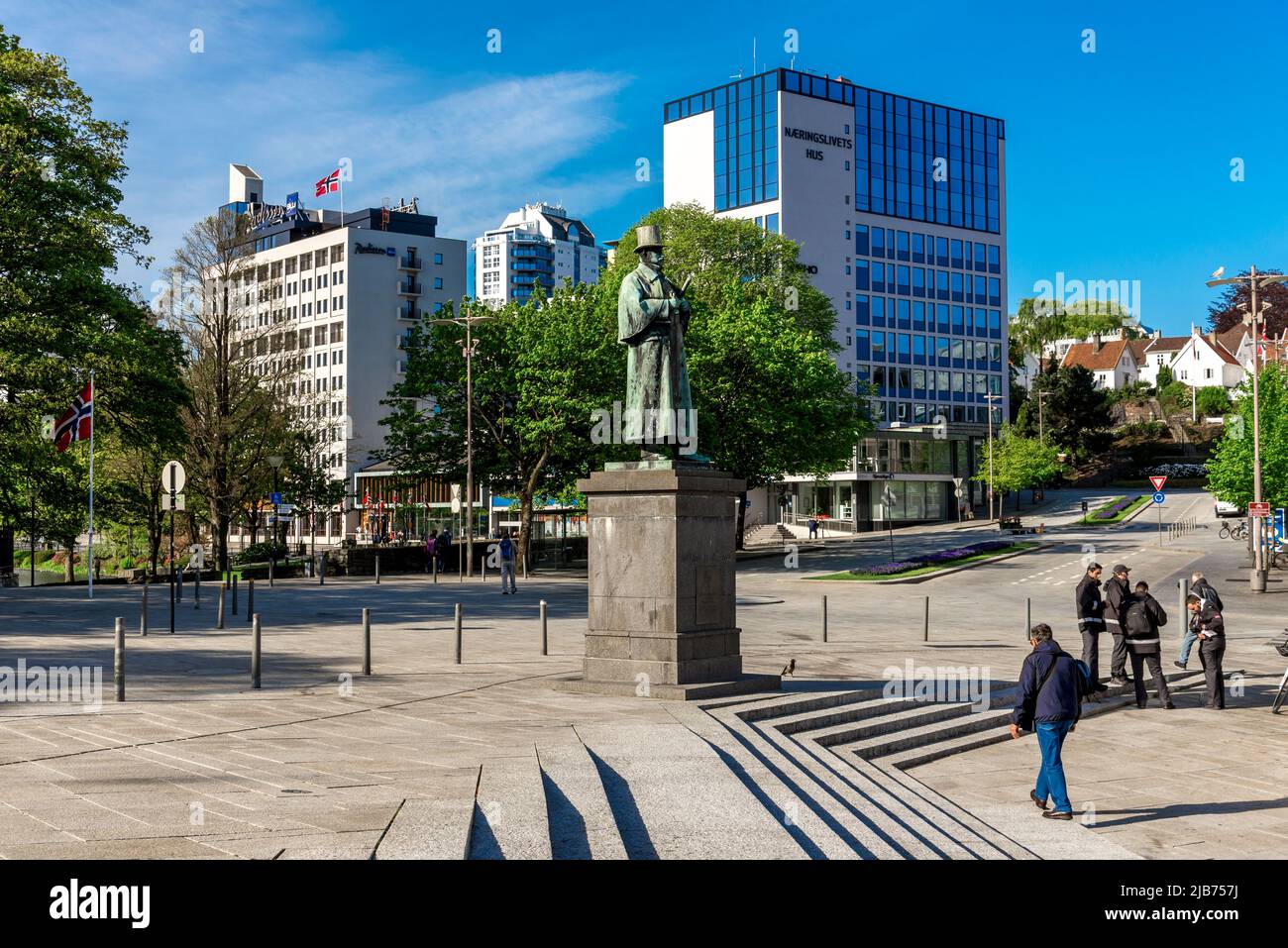 La piazza principale della città di Stavanger nel centro della mattina presto il giorno della Costituzione, Norvegia, 17 maggio 2018 Foto Stock