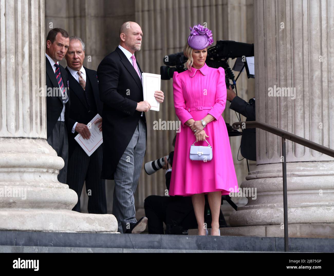 Londra, Regno Unito. 03rd giugno 2022. Peter Phillips, David Armstrong-Jones Conte di Snowdon, e Mike e Zara Tindall frequentano il Servizio del Ringraziamento nella Cattedrale di San Paolo per celebrare il Giubileo del platino della Regina Elisabetta II La maggior parte dei membri più anziani della famiglia reale sono presenti ma purtroppo la regina Elisabetta II non è in grado di partecipare e il principe Andrew tirato fuori a causa di prove positive per Coronavirus. Credit: Paul Marriott/Alamy Live News Foto Stock