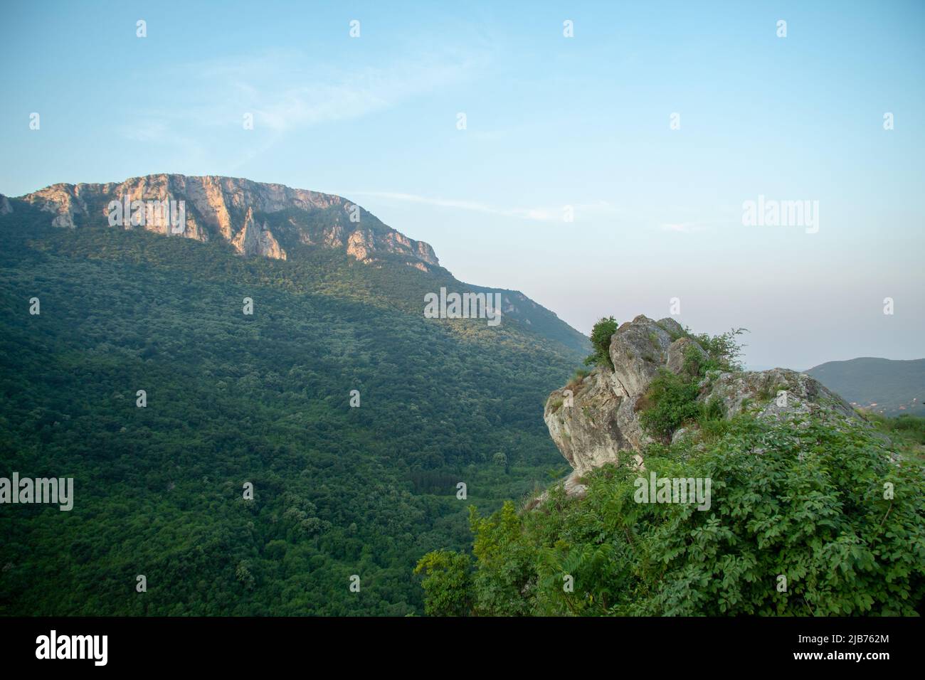 Colline sopra la gola di Sicevac. Prima dell'alba. Meravigliosa mattina primaverile. Foto Stock