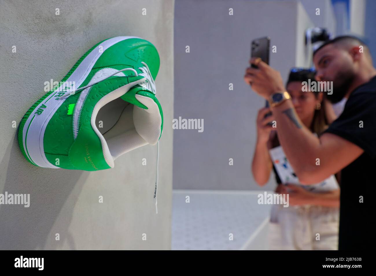 Le sneaker Louis Vuitton e Nike "Air Force 1", progettate da Virgil Abloh, sono esposte nella retrospettiva al Greenpoint Terminal Warehouse.Brooklyn.New York City.USA Foto Stock