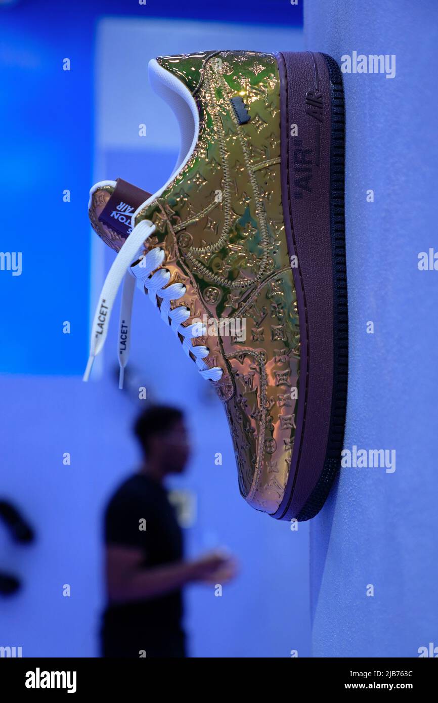 Le sneaker Louis Vuitton e Nike "Air Force 1", progettate da Virgil Abloh, sono esposte nella retrospettiva al Greenpoint Terminal Warehouse.Brooklyn.New York City.USA Foto Stock