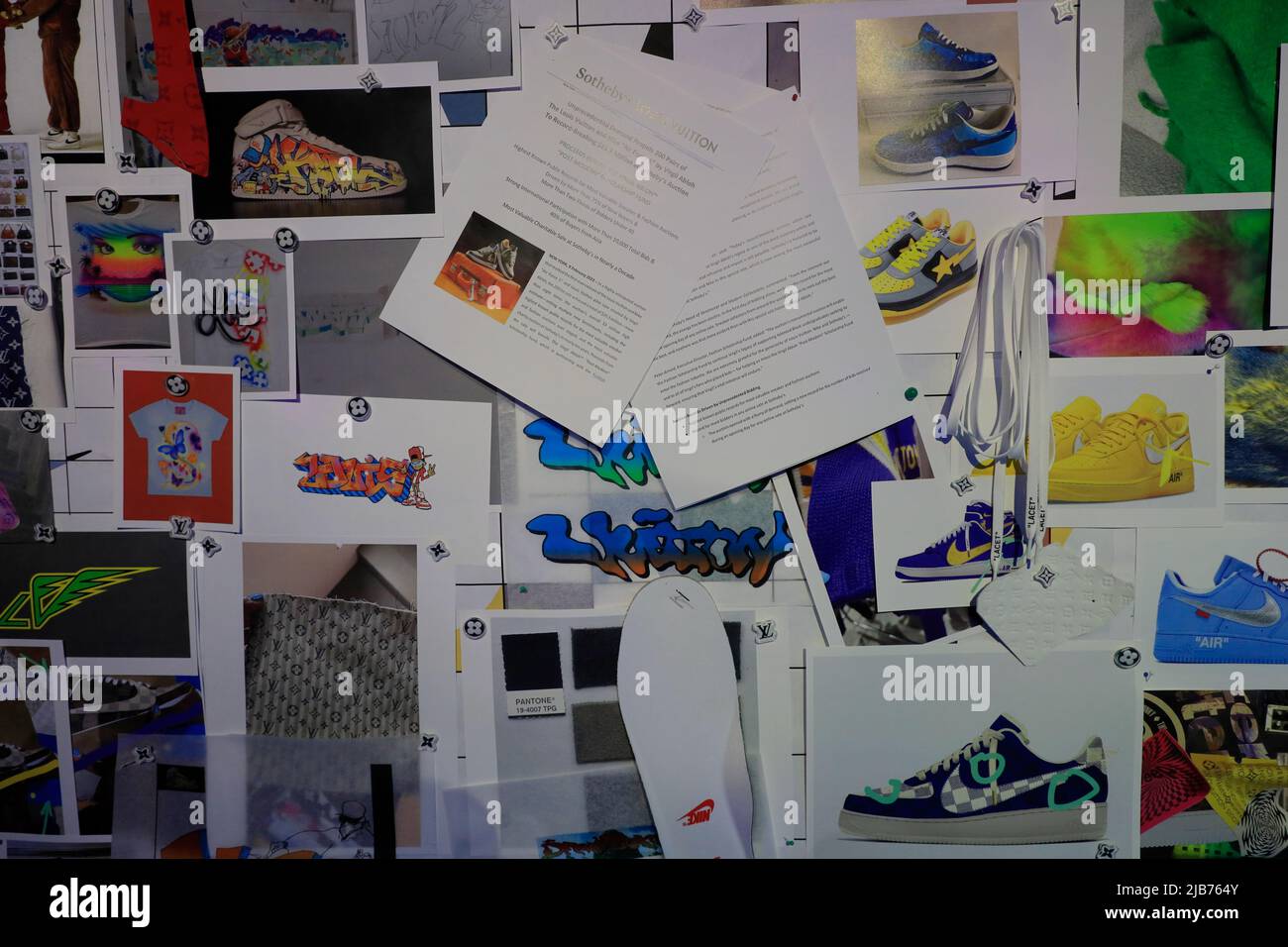 Foto delle sneakers Louis Vuitton e Nike Air Force 1 disegnate da Virgil Abloh sul muro in occasione della retrospettiva al Greenpoint Terminal Warehouse.Brooklyn.New York City.USA Foto Stock