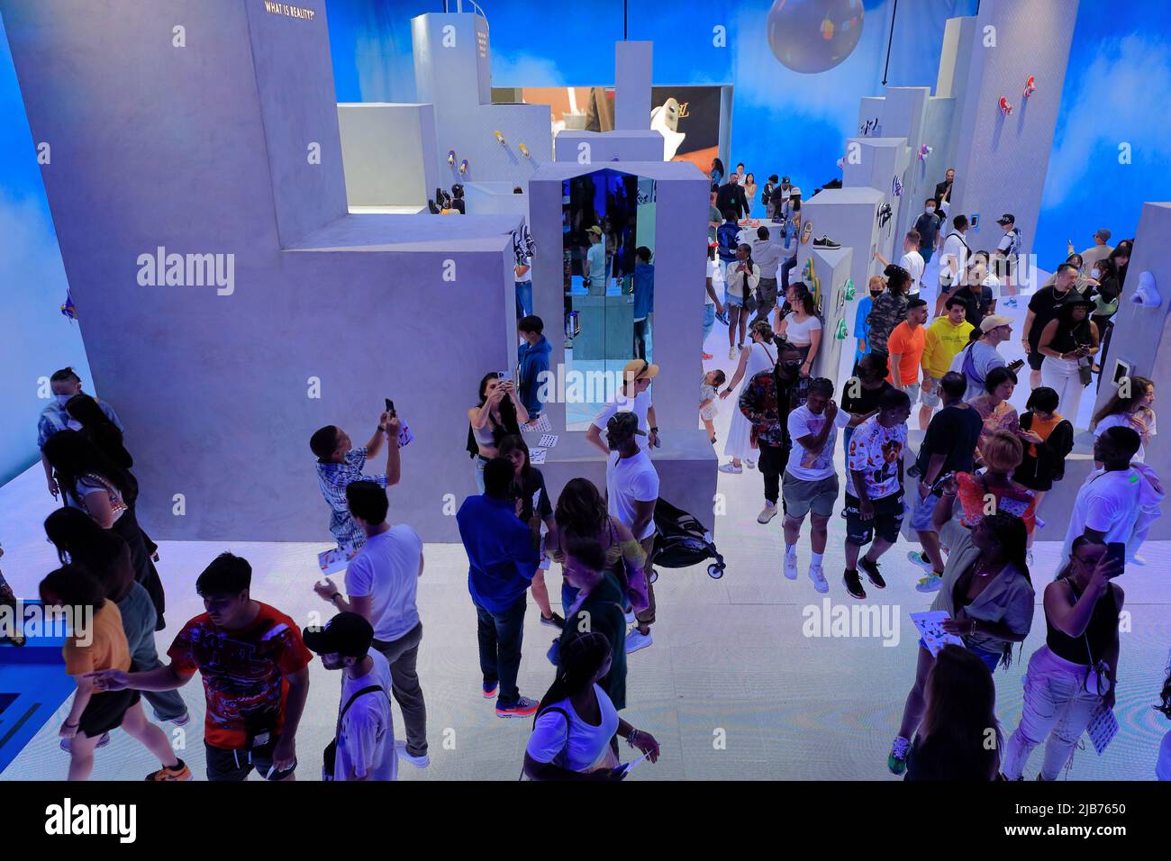 Le sneaker Louis Vuitton e Nike "Air Force 1" progettate da Virgil Abloh sono esposte nella retrospettiva al Greenpoint Terminal Warehouse.Brooklyn.New York City.USA Foto Stock