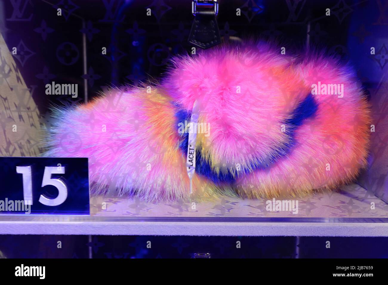 Le sneaker Louis Vuitton e Nike "Air Force 1", progettate da Virgil Abloh, sono esposte nella retrospettiva al Greenpoint Terminal Warehouse.Brooklyn.New York City.USA Foto Stock