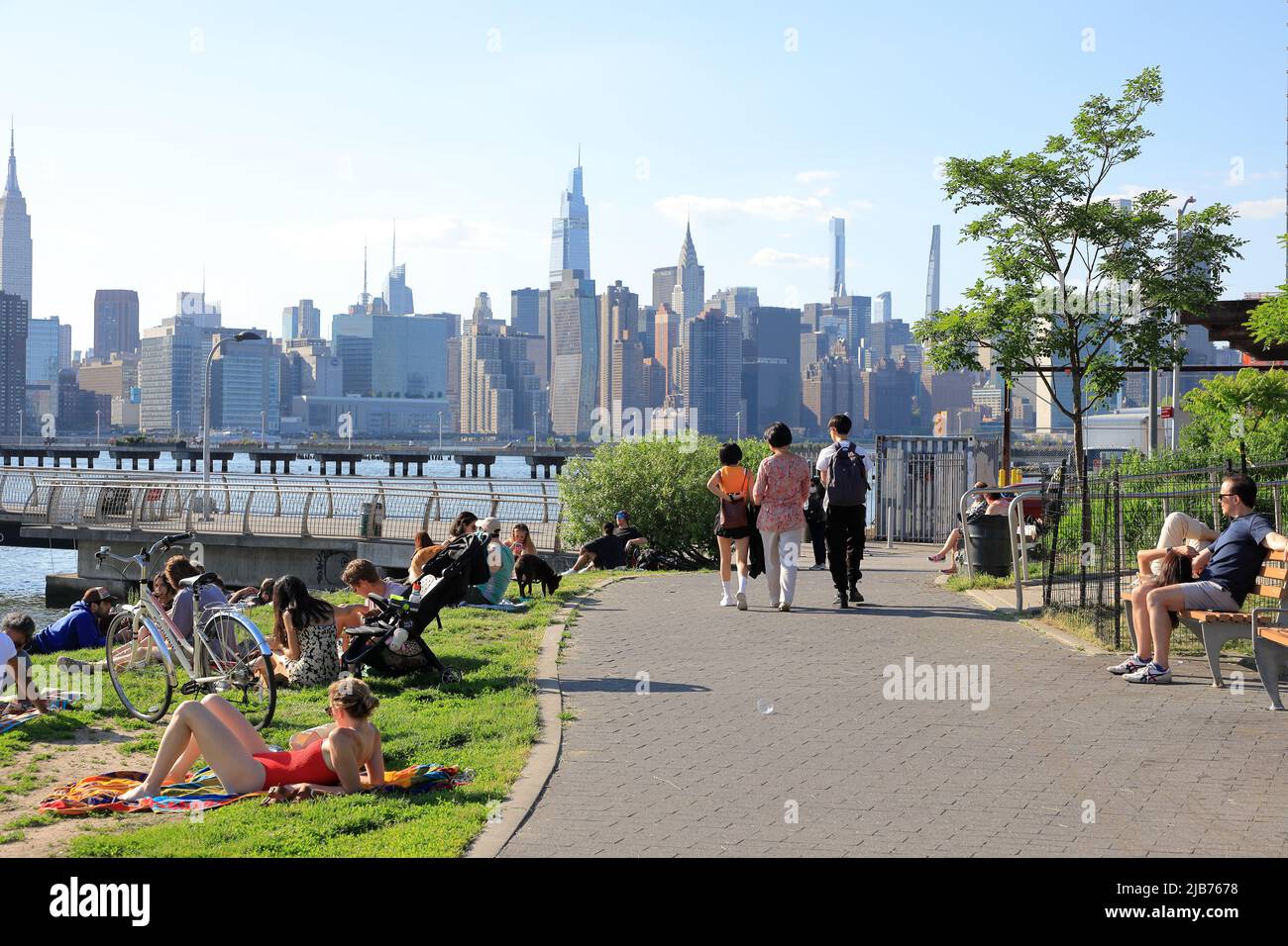 WNYC Transmitter Park con East River e skyline di Manhattan sullo sfondo.Greenpoint.Brooklyn.New York City.USA Foto Stock