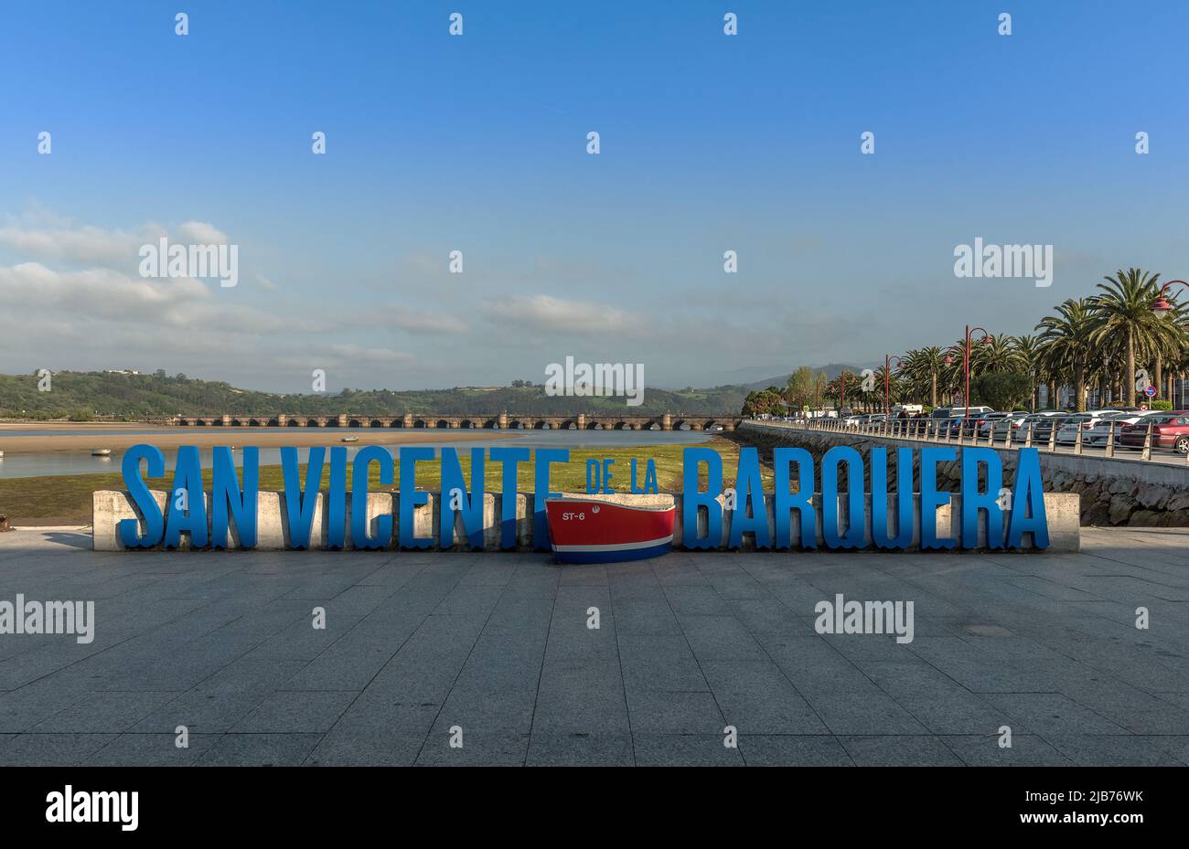 Blue San Vicente de la Barquera scrivere nel porto, Cantabria, Spagna Foto Stock