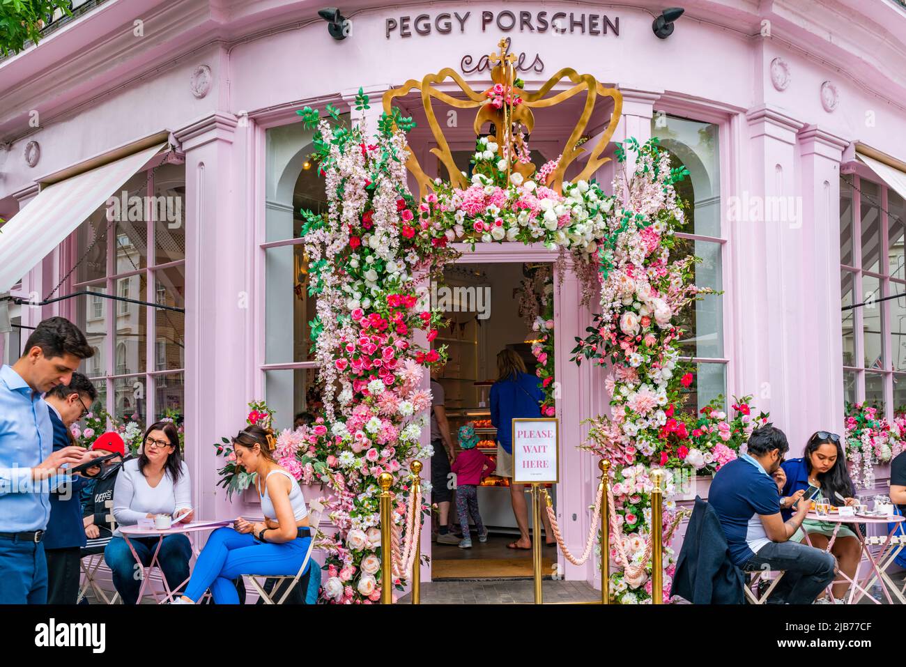 LONDRA, UK - 03 GIUGNO 2022: La panetteria Peggy Porschen di Belgravia è decorata con una spettacolare esposizione floreale per l'evento Chelsea in Bloom Foto Stock