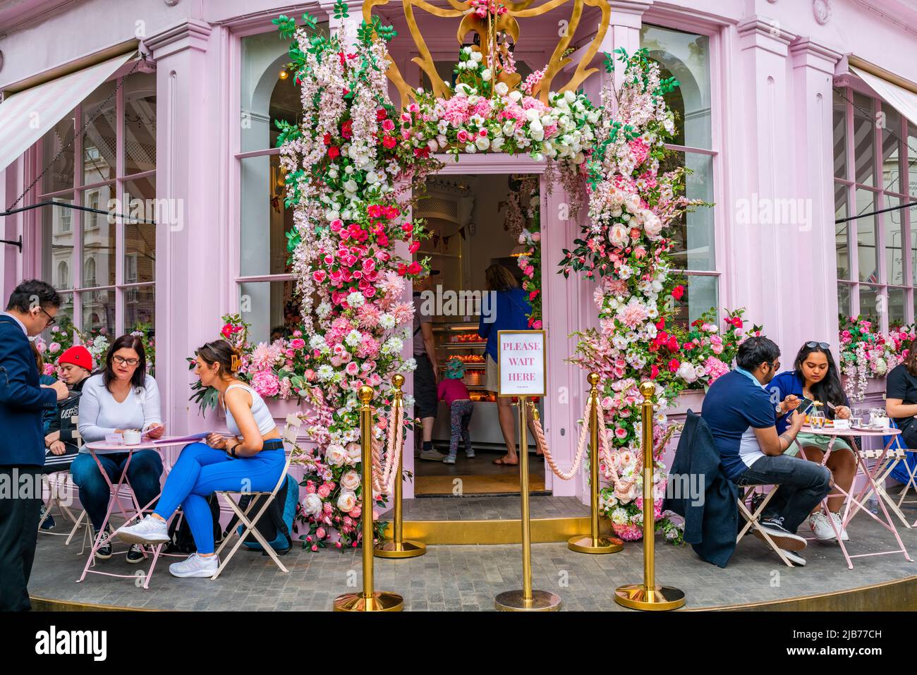 LONDRA, UK - 03 GIUGNO 2022: La panetteria Peggy Porschen di Belgravia è decorata con una spettacolare esposizione floreale per l'evento Chelsea in Bloom Foto Stock