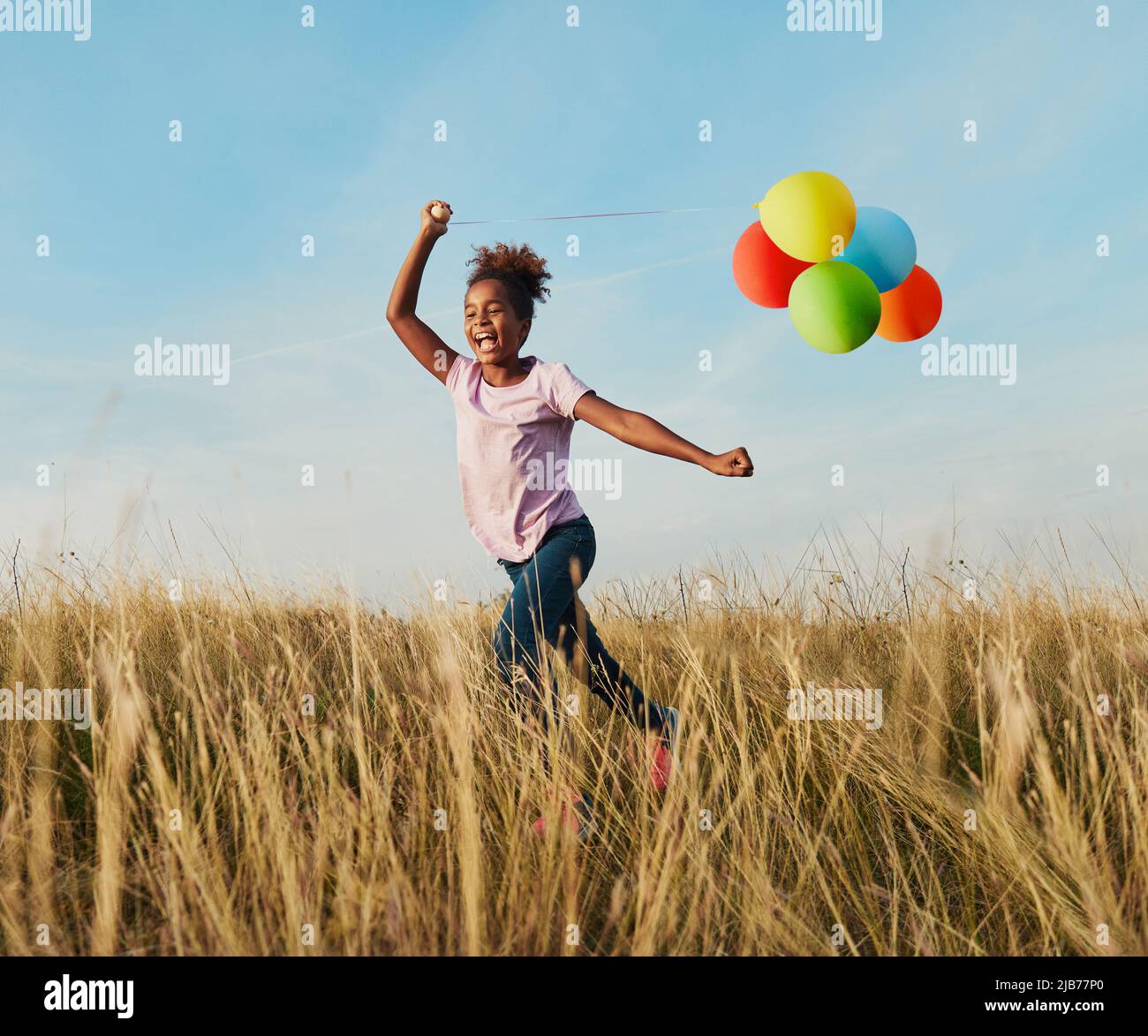 bambino estate divertimento lifestyle amico balloon outdoor ragazza campo gioia infanzia eseguire cheerfu giocare ragazzo colorato Foto Stock