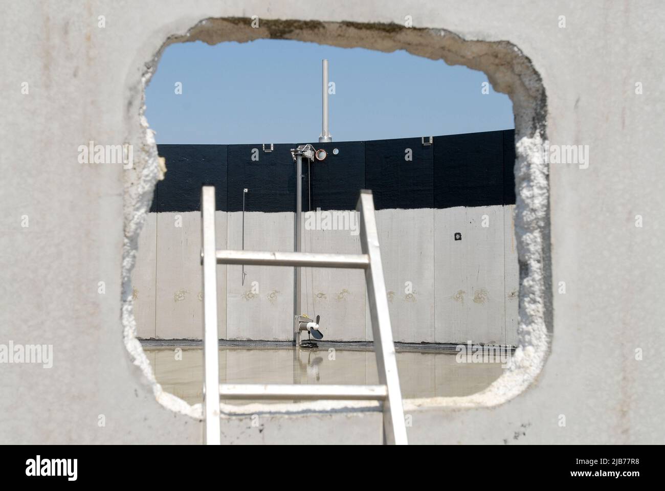 GERMANIA, Nordstrand, costruzione di un nuovo impianto di biogas da MT Energy in azienda agricola, cilindro di fermentazione in calcestruzzo, buco nel muro Foto Stock