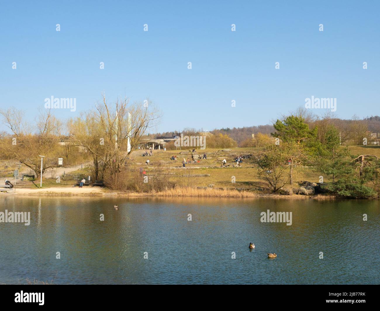 Zurigo, Svizzera - Marzo 26th 2022: Persone che si godono il sole in Irchelpark Foto Stock