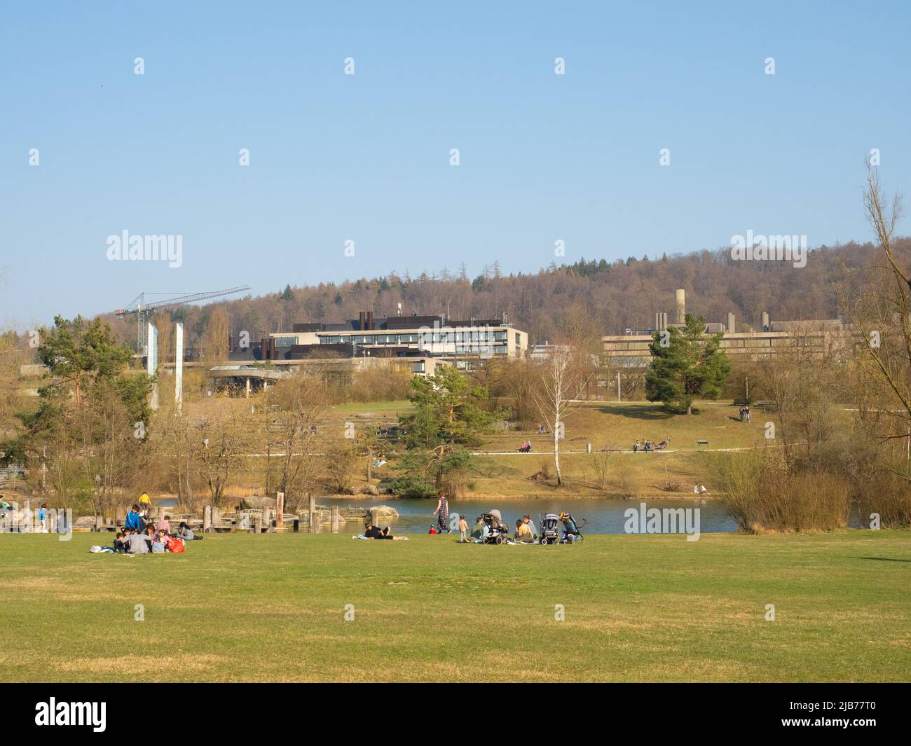 Zurigo, Svizzera - Marzo 26th 2022: Persone che si godono il sole in Irchelpark Foto Stock