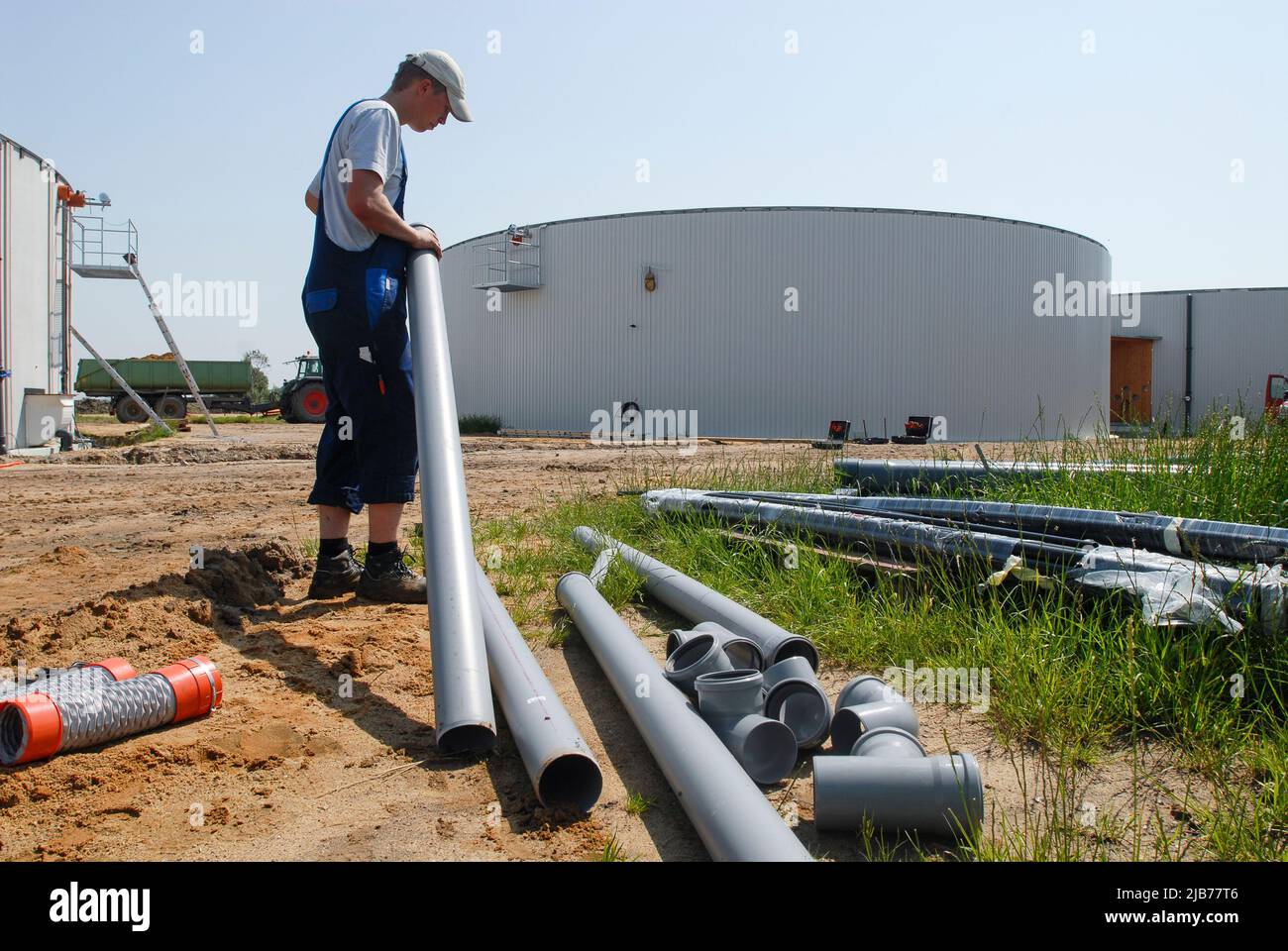 GERMANIA, Nordstrand, costruzione di un nuovo impianto di biogas da MT Energy in azienda agricola, cilindro di fermentazione in calcestruzzo, tubo di plastica Foto Stock