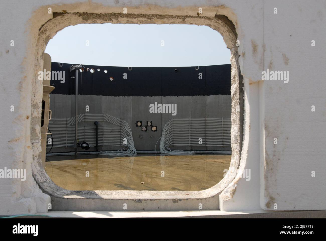 GERMANIA, Nordstrand, costruzione di un nuovo impianto di biogas da MT Energy in azienda agricola, cilindro di fermentazione in calcestruzzo, buco nel muro Foto Stock