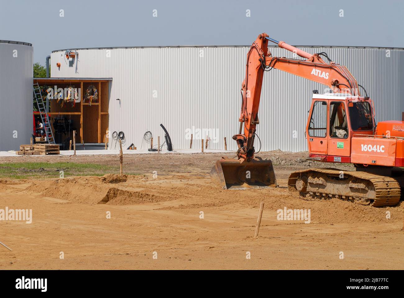 GERMANIA, Nordstrand, costruzione di un nuovo impianto di biogas da MT Energy in azienda agricola, cilindro di fermentazione in calcestruzzo, buco nel muro Foto Stock