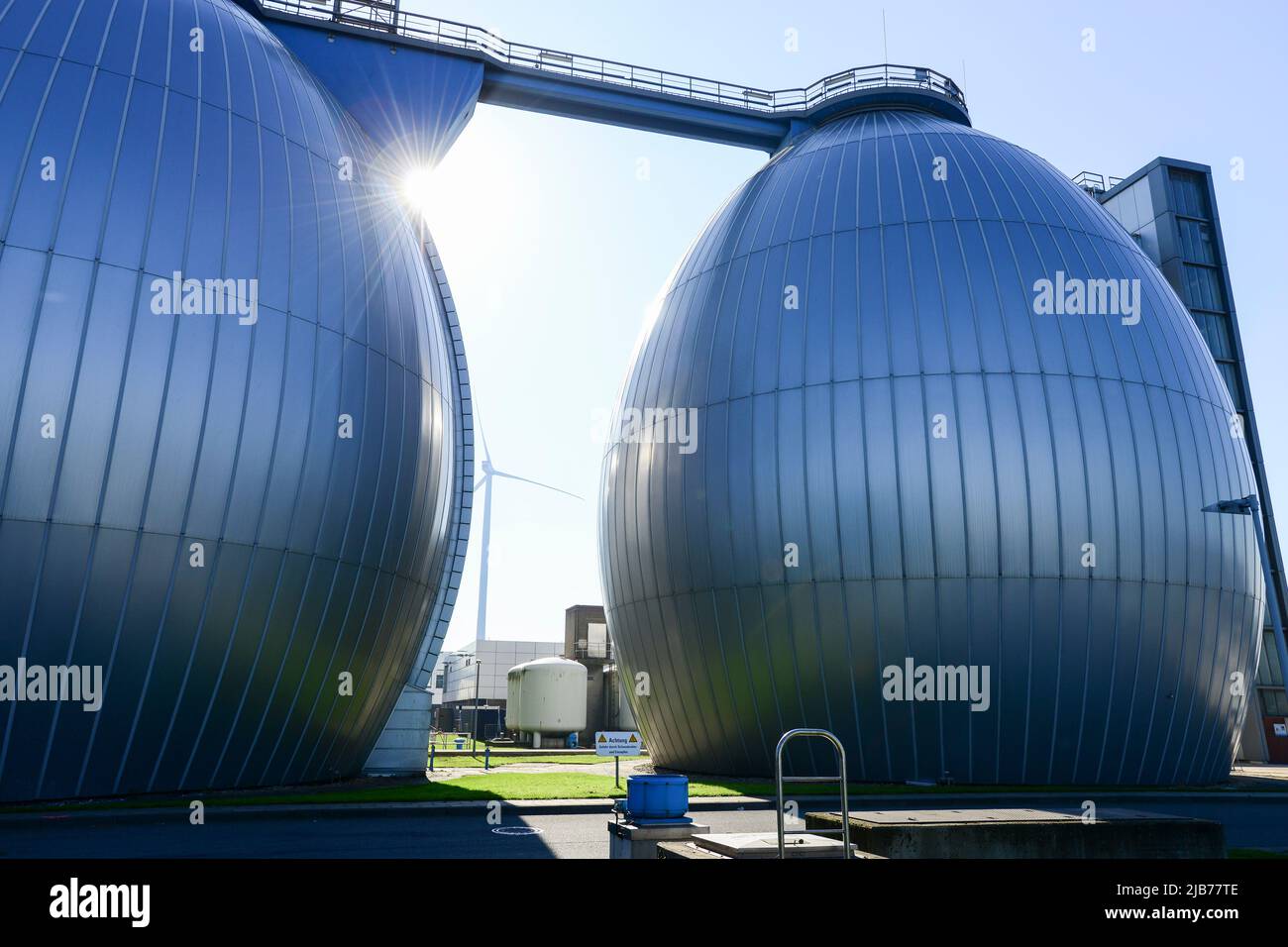 GERMANIA Amburgo, impianto di trattamento delle acque e impianto di biogas, serbatoio di fermentazione, fanghi di acque trattate vengono trasformati in gas Bio-methan per alimentare la rete di gas locale Foto Stock