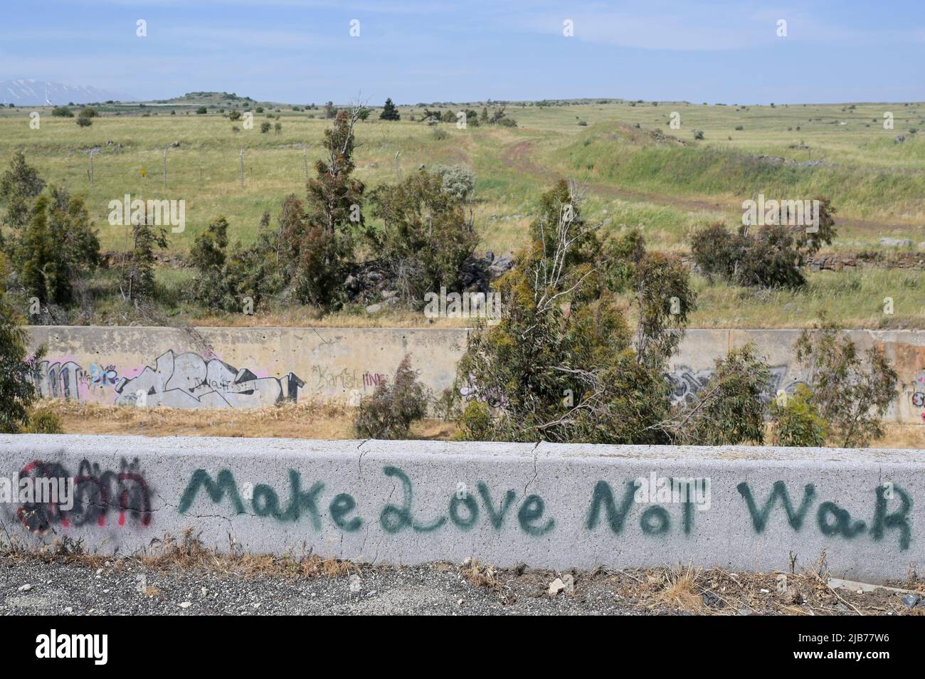 ISRAELE, alture del Golan, zona cuscinetto e confine con la Siria, ex base militare e di intelligence siriana oggi occupata da Israele durante sei giorni di guerra e Jom Kippur guerra / ISRAELE, Golanhöhen, Grenze und Pufferzone zwischen Israele und Sirien, Ehemaliges syrisches Gebiet, Das Gebiet wurde im Sechstagekrieg 1967 von Israel besetzt und 1981 annektiert/ ISRAEL, Golanhöhen, Granze und Pufferzone zwischen Israel und Syrien, ehemaliges syrisches Gebiet, das Gebiet wurde im Sechstagekrieg 1967 von Israel besetzt und 1981 ktiert Foto Stock