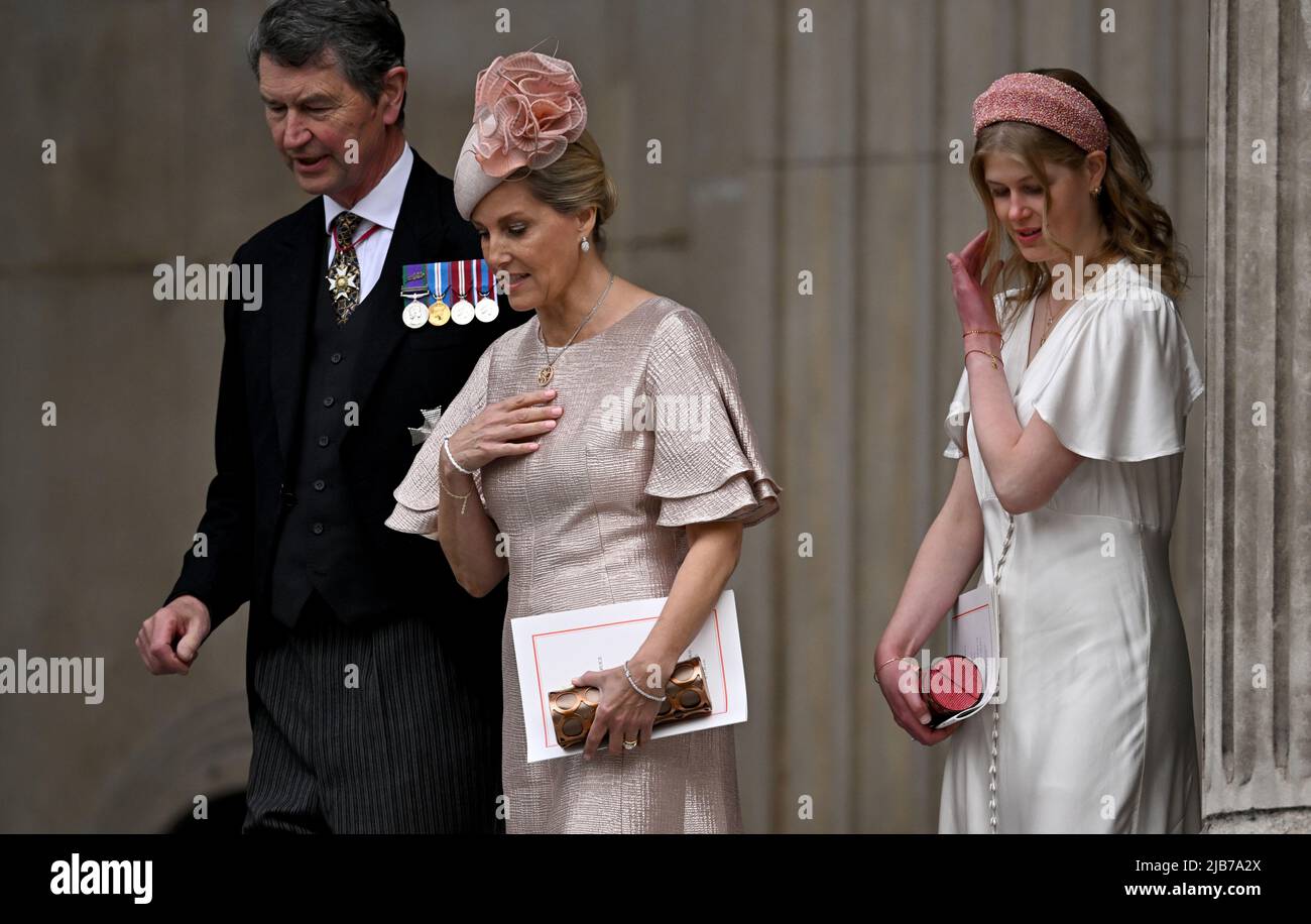 Sophie britannica, contessa di Wessex, Lady Louise Windsor e Vice Ammiraglio Sir Timothy Laurence partono dopo aver partecipato al Servizio Nazionale del Ringraziamento alla Cattedrale di St Paul durante le celebrazioni del Giubileo del platino della Regina a Londra, Gran Bretagna, 3 giugno 2022. REUTERS/Dylan Martinez Foto Stock