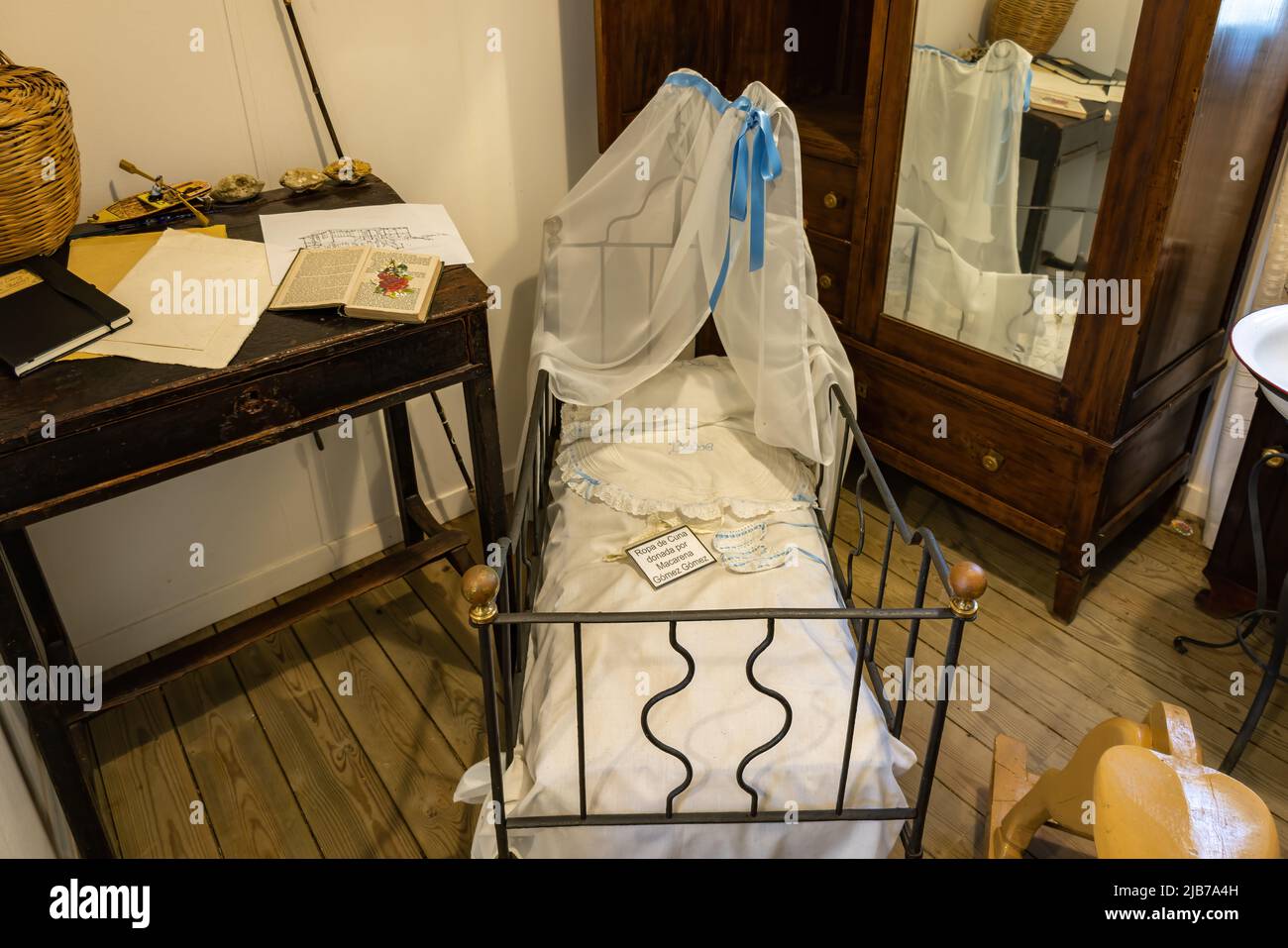 Punta Umbria, Huelva, Spagna - 27 aprile 2022: Camera da letto all'interno di una casa estiva inglese a Punta Umbria, costruita alla fine del XIX secolo, Foto Stock