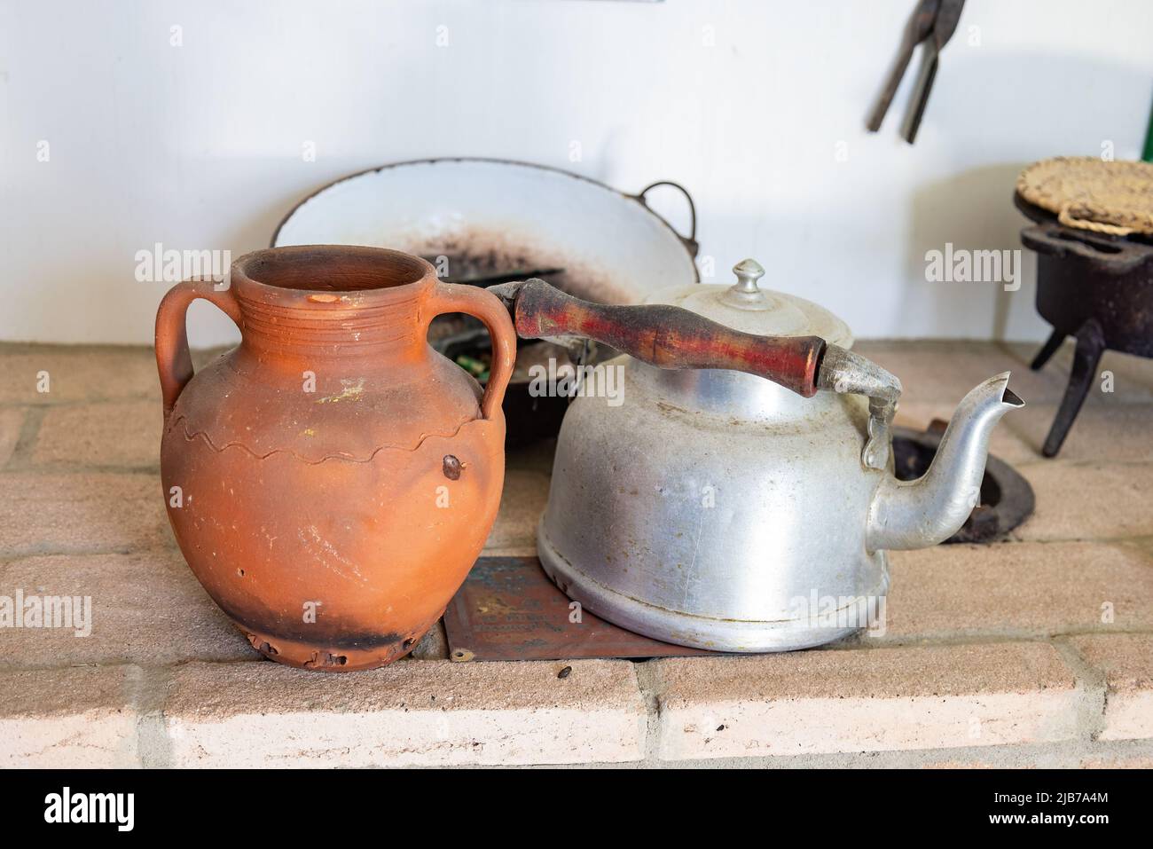 Vecchi utensili da cucina su un ripiano a parete Foto Stock