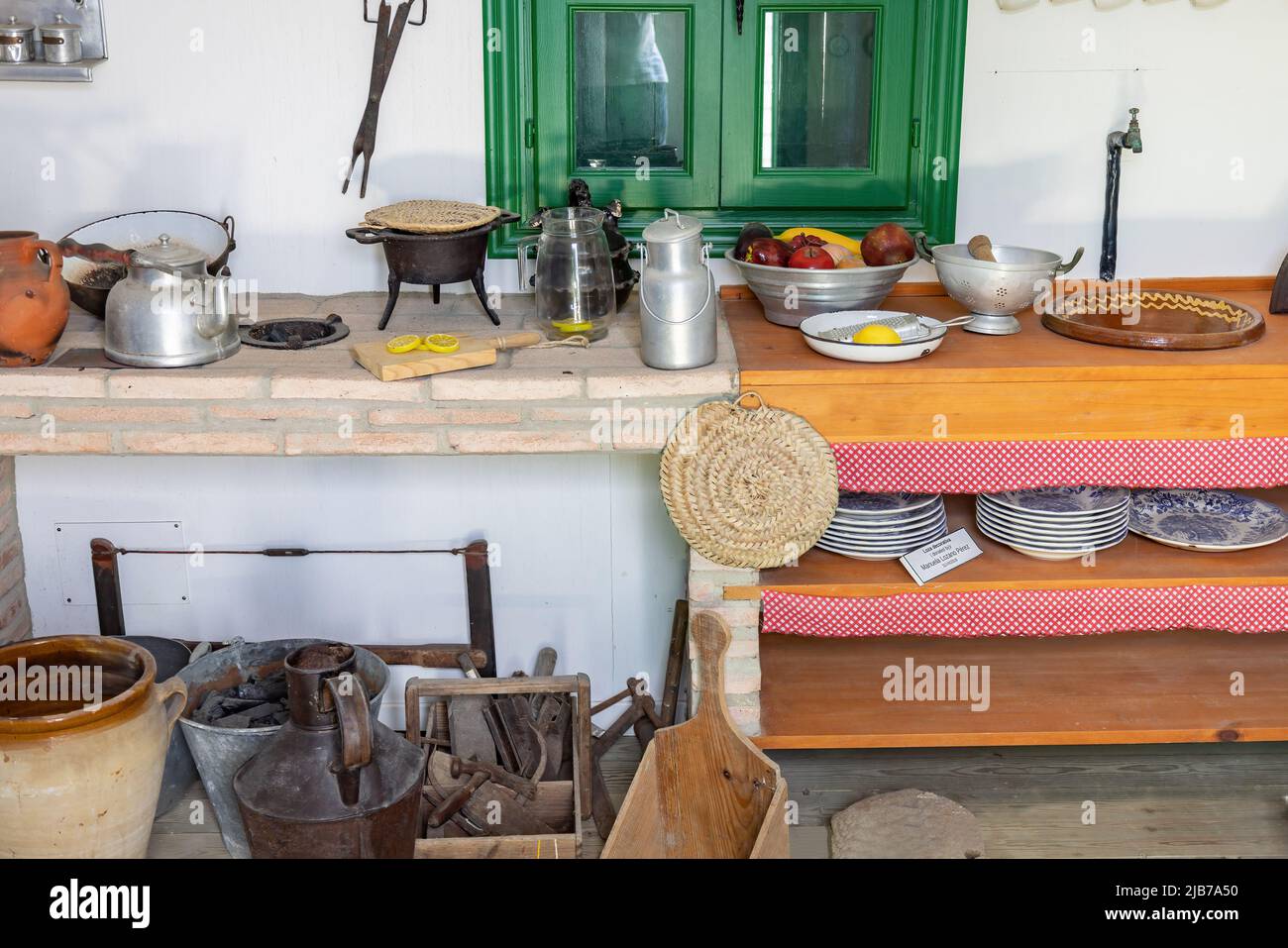 Punta Umbria, Huelva, Spagna - 27 aprile 2022: Antica cucina all'interno di una casa estiva inglese a Punta Umbria, costruita alla fine del XIX secolo Foto Stock