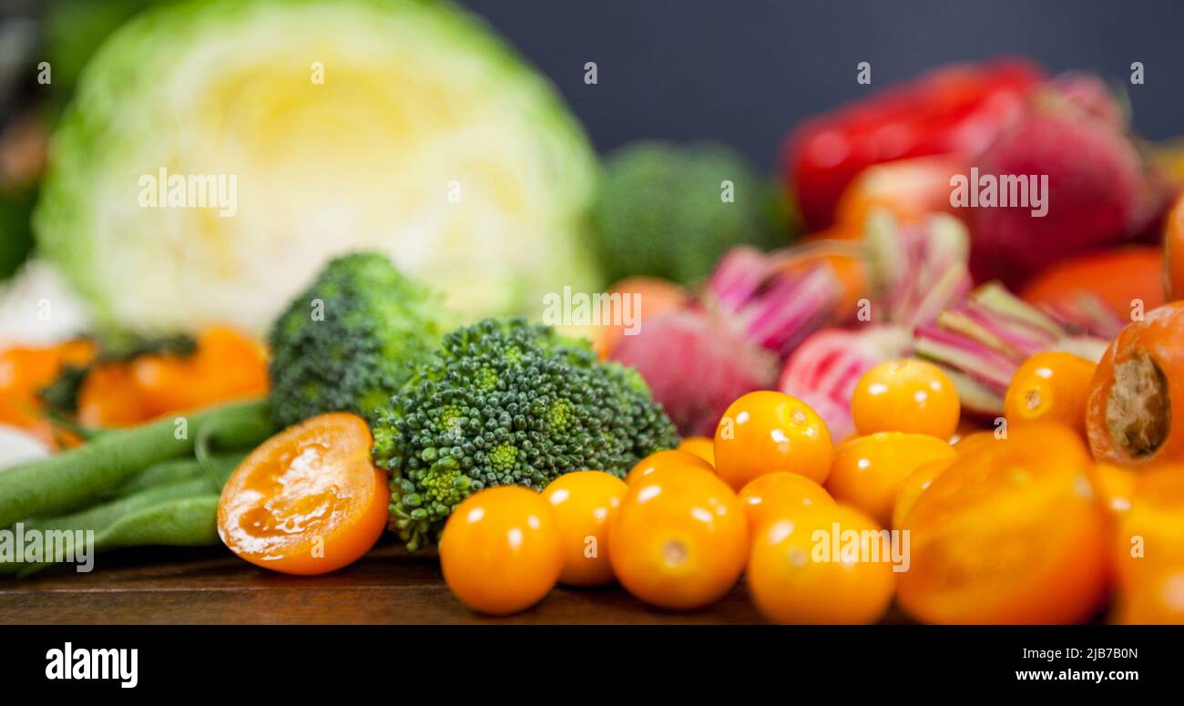 Immagine di cibo vegano fresco e biologico con verdure Foto Stock