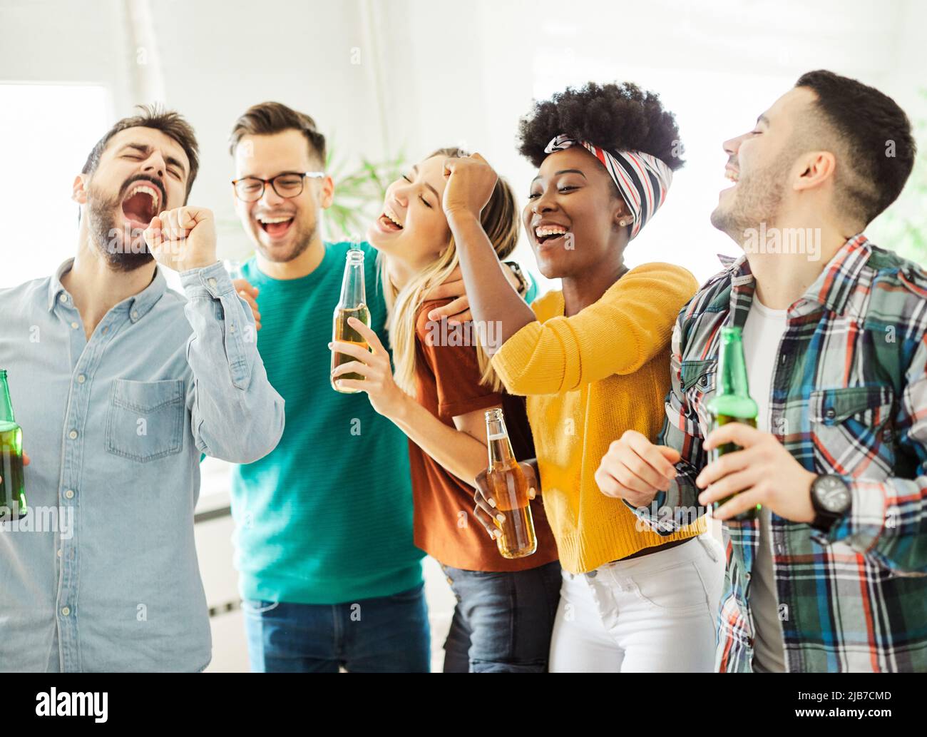 ragazza ragazzo coppia partito ballare bere birra bottiglia divertimento amico uomo donne insieme alcol bere felice Foto Stock