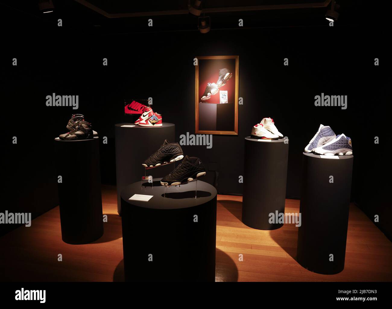New York, Stati Uniti. 03rd giugno 2022. Le sneakers del marchio Jordan sono esposte all'asta come parte della collezione Six Rings Ð Legacy of the GOAT di Christie's venerdì 3 giugno 2022 a New York City. Foto di John Angelillo/UPI Credit: UPI/Alamy Live News Foto Stock