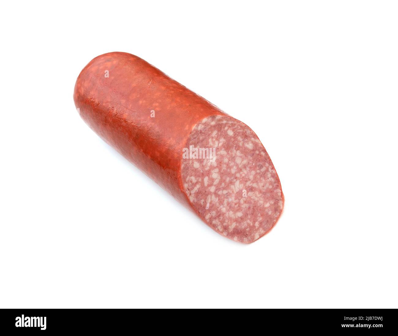 Metà della parte di salame di salsiccia cervelat isolato su bianco Foto Stock