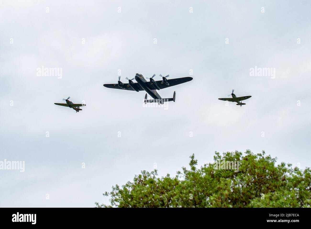 Un Lancaster, l'uragano e un aereo di Spitfire volano sopra Warmley, Bristol come parte del Queens Jubilee Flypassato ay 2,30pm il 3rd giugno 2022 Foto Stock