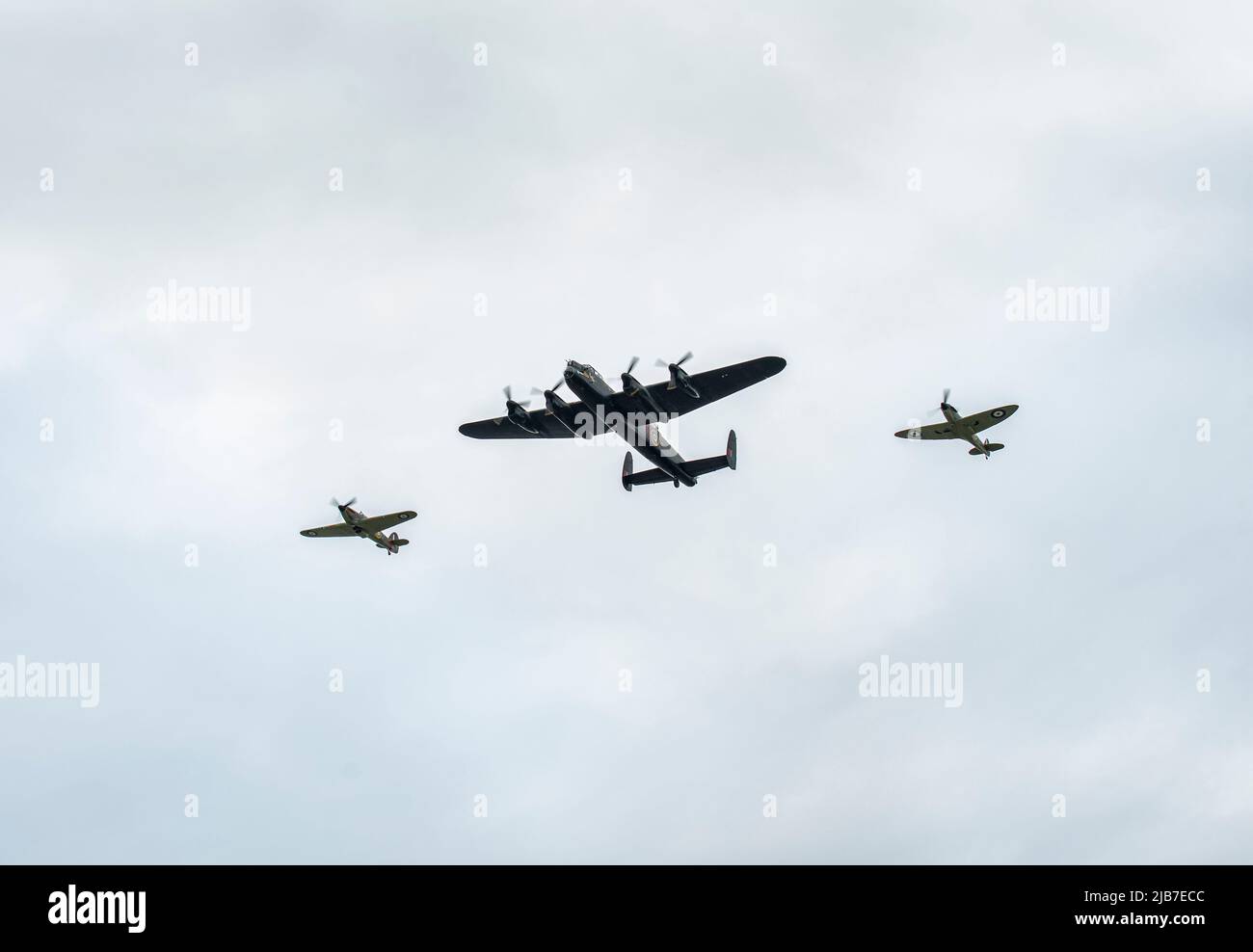 Un Lancaster, l'uragano e un aereo di Spitfire volano sopra Warmley, Bristol come parte del Queens Jubilee Flypassato ay 2,30pm il 3rd giugno 2022 Foto Stock