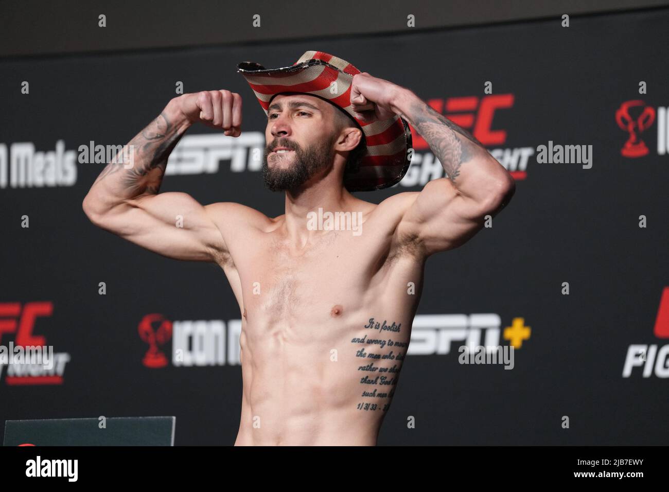 Las Vegas, Stati Uniti. 03rd giugno 2022. LAS VEGAS, NV - Maggio 3: Michael Trizano si scalda sulla scala per i pesati ufficiali a UFC Apex per UFC Fight Night - Volkov vs Rozenstruik - Weigh-in il 3 giugno 2022 a LAS VEGAS, Stati Uniti. (Foto di Louis Grasse/PxImages) Credit: PX Images/Alamy Live News Foto Stock