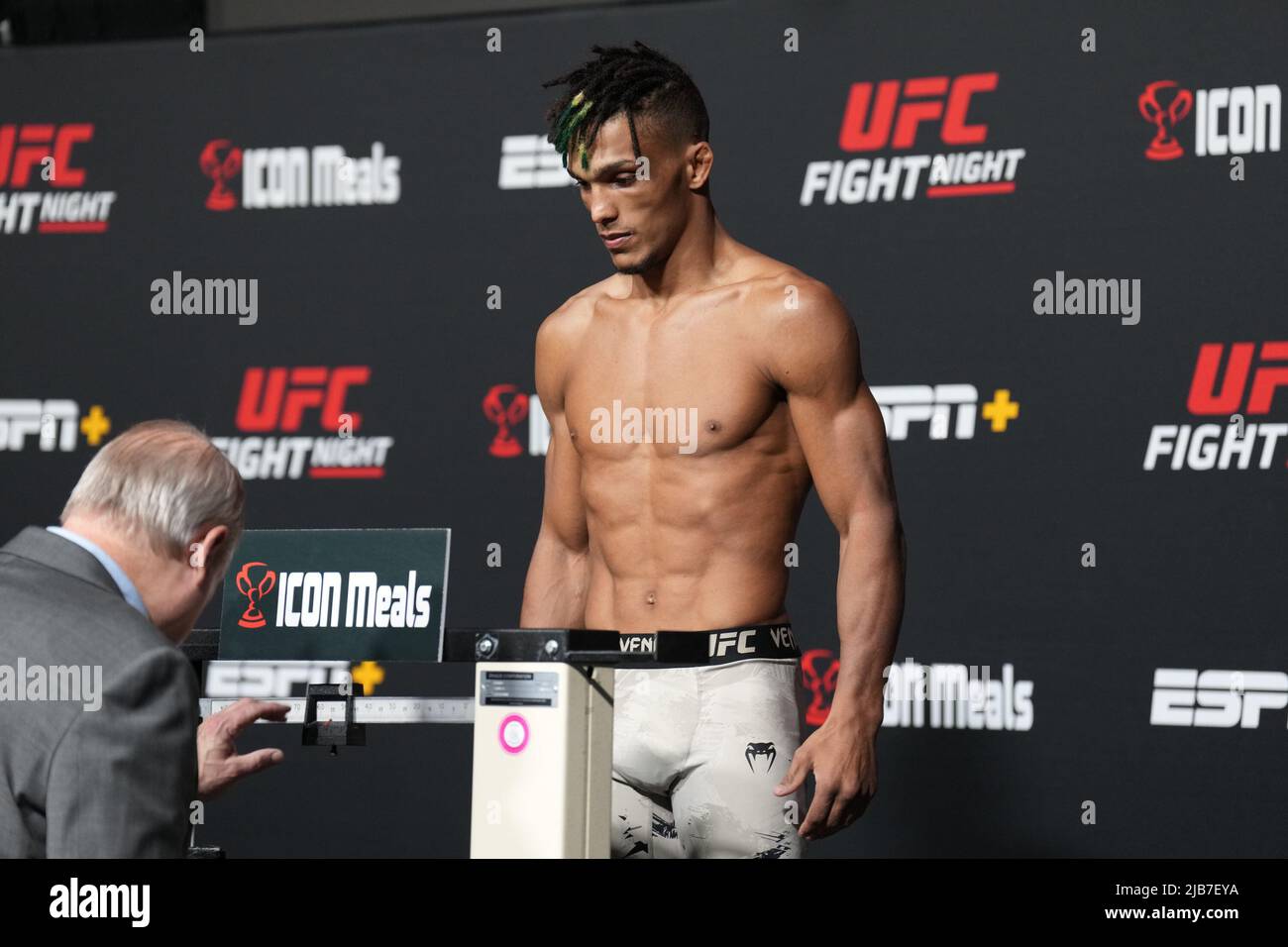 Las Vegas, Stati Uniti. 03rd giugno 2022. LAS VEGAS, NV - Maggio 3: Alex da Silva Coelho passi sulla scala per il pesato ufficiale a UFC Apex per UFC Fight Night - Volkov vs Rozenstruik - Weigh-in il 3 giugno 2022 a LAS VEGAS, Stati Uniti. (Foto di Louis Grasse/PxImages) Credit: PX Images/Alamy Live News Foto Stock