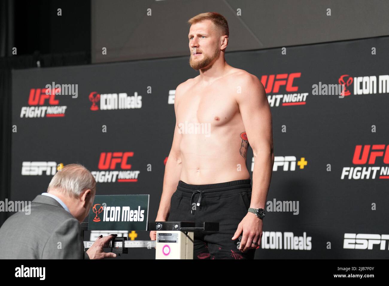 Las Vegas, Stati Uniti. 03rd giugno 2022. LAS VEGAS, NV - Maggio 3: Jairzinho Rozenstruik scala per il pesato ufficiale a UFC Apex per UFC Fight Night - Volkov vs Rozenstruik - Weigh-in il 3 giugno 2022 a LAS VEGAS, Stati Uniti. (Foto di Louis Grasse/PxImages) Credit: PX Images/Alamy Live News Foto Stock